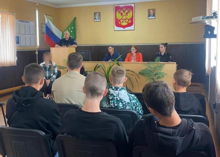 Сотрудники МВД и УФСИН провели совместную акцию по профилактике наркомании. Накануне, в целях пропаганды здорового образа жизни, формирования у молодежи осознанной антинаркотической позиции, повышения правовой грамотности и предупреждения совершения правонарушений и преступлений в сфере незаконного оборота наркотиков, в актовом зале колонии-поселения города Майкопа, по инициативе организации "Молодежь Адыгеи" прошла встреча с подростками Гиагинского и Красногвардейского районов, стоящими на различных видах учета по профилактике вовлечения в незаконный оборот наркотиков. В мероприятии приняли участие сотрудники управления по контролю за оборотом наркотиков, управления федеральной службы исполнения наказания, центра медицинской профилактики Минздрава республики, а также врачи-наркологи и осужденные за совершение преступлений в сфере незаконного оборота наркотиков. Организаторы напомнили ребятам о вреде и опасных последствиях употребления наркотических средств, рассказали об административной и уголовной ответственности за совершение противоправных действий и продемонстрировали профилактические видеоролики антинаркотической направленности. Представитель наркоконтроля подчеркнула, что наказание за употребление или распространение наркотиков становится неотвратимым для каждого, кто решится на подобные поступки. Тогда же упомянули и о санкциях, предусмотренных законом за данные противоправные деяния. Согласно уголовного кодекса: подростки, участвующие в незаконном обороте наркотиков, в обязательном порядке ставятся на специальный профилактический учет, что впоследствии навсегда закрывает путь к ряду профессий. Пресс-служба МВД по Республике Адыгея МВД по РА Подписаться Смотрите нас на Rutub