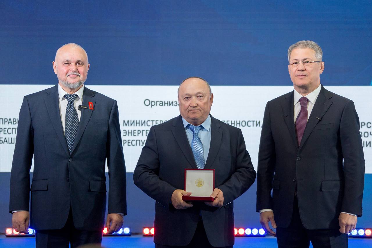 ТРУД, ДОСТОЙНЫЙ ПРИЗНАНИЯ На торжественном открытии российского нефтегазохимического форума и 33-й международной выставки «Газ. Нефть. Технологии» состоялось вручение отраслевых общественных наград промышленного комплекса России. Церемонию награждения провели Министр энергетики Российской Федерации Сергей Цивилев и Глава Республики Башкортостан Радий Хабиров. Начальнику аварийно-восстановительного поезда Кармаскалинского управления Рашиту Бахитову присвоено звание «Заслуженный работник нефтяной и газовой промышленности Республики Башкортостан». Почетными грамотами Министерства энергетики Российской Федерации отметили труд диспетчера Приютовского ЛПУМГ Тамары Меркульевой, водителя автомобиля Кармаскалинского ЛПУМГ Рафиса Саттарова и диспетчера Аркауловского управления Рауфана Сафина. Поздравляем коллег и желаем дальнейших успехов!