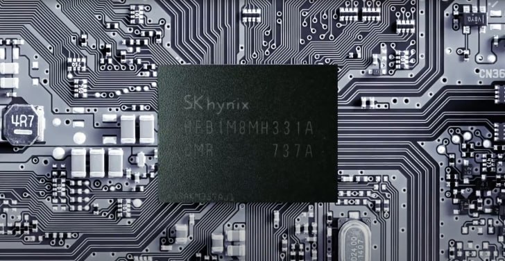 SK hynix переходит на 6 EUV-слоёв в 1c DRAM — удар по Samsung  Это шаг к будущим поколениям DRAM с полной интеграцией EUV.   Технические детали:    6 EUV-слоёв вместо смешанной EUV+DUV технологии   Повышенная производительность и энергоэффективность DDR5/HBM   Готовность к HBM4 и модулям большей ёмкости   Подготовка к поколениям 1d и 0a DRAM с полной автоматизацией  Похоже, Samsung придётся догонять.     Участвуй в розыгрыше клавиатуры    Наши каналы #SКhynix
