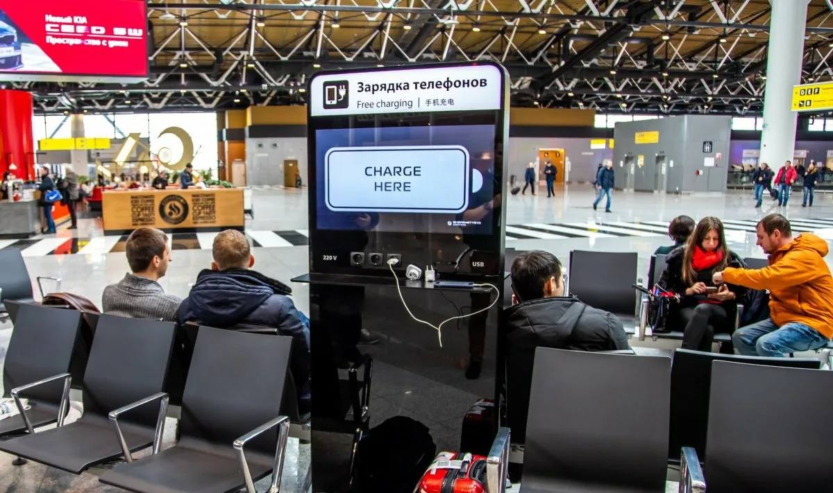 Заряжать телефон в общественных местах может быть опасно Подзарядка телефона вне дома может скрывать в себе риски Такое предупреждение сделали в Роскачестве Все дело в USB порте к которому подключается кабель Киберпреступники могут замаскировать под него специальное устройство с помощью которого можно украсть персональные данные или установить вредоносные программы заявил эксперт Важно быть бдительным если пришлось заряжать телефон в общественном месте необходимо проверить не появилось ли при подключении окошко с просьбой разрешить что либо Источник   Подпишись Пришли Отзыв