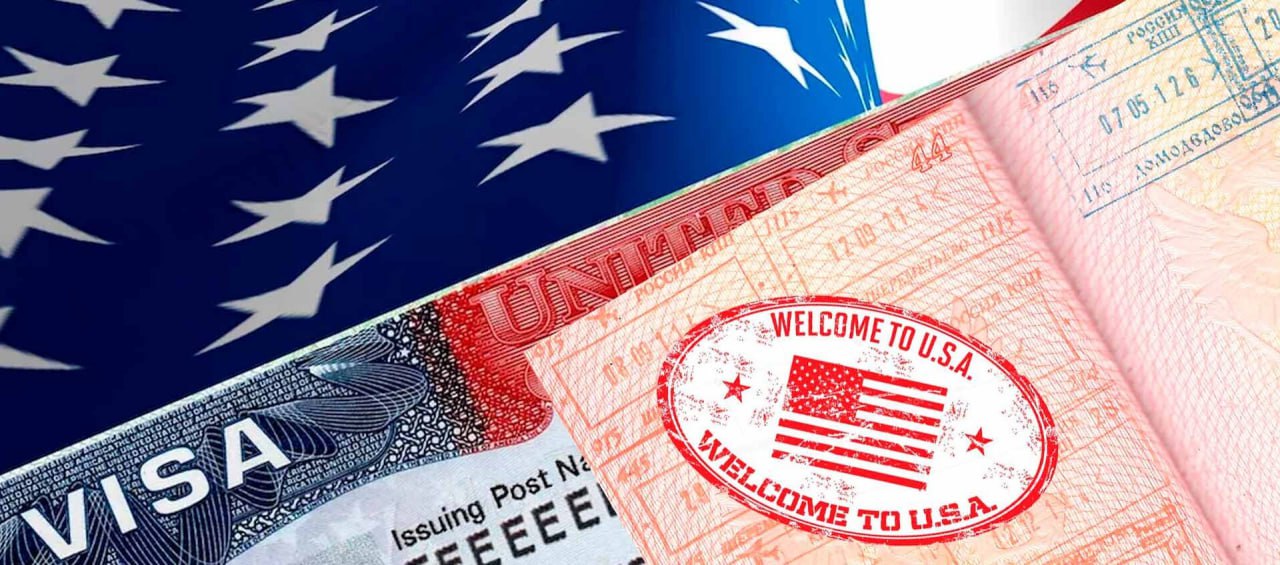 США рекомендуют заявителям на визу предоставлять доступ к аккаунтам в соцсетях Государственный департамент США обновил рекомендации для граждан, подающих заявления на получение визы, призывая предоставлять доступ к своим аккаунтам в социальных сетях. Новое требование, как сообщается, направлено на усиление мер безопасности и более тщательную проверку заявителей в рамках визового процесса. Власти подчёркивают, что доступ к соцсетям остаётся добровольным, однако его предоставление может ускорить рассмотрение заявлений. Мера вызвала дискуссии среди правозащитников, которые выражают обеспокоенность по поводу конфиденциальности данных. Госдепартамент заверяет, что информация будет использоваться исключительно для проверки и не будет передана третьим сторонам.