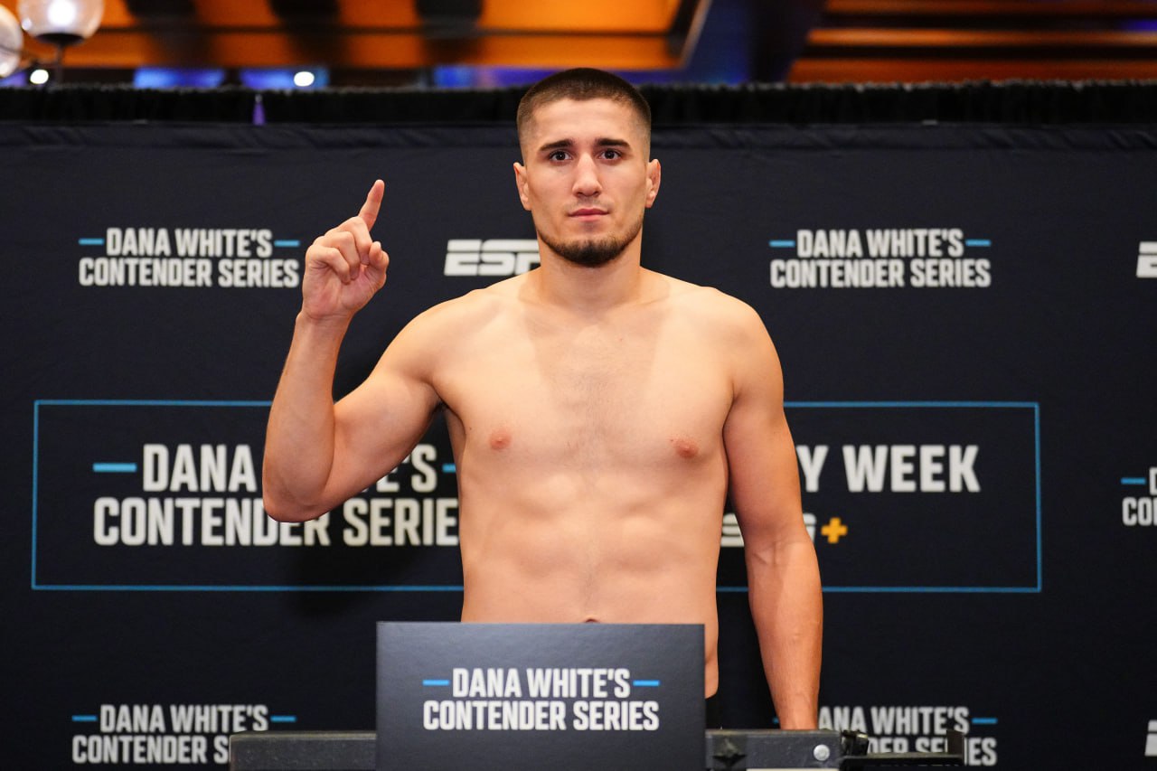 UFC подписал контракт с российским бойцом Байсангуром Сусуркаевым  В среду Сусуркаев нокаутировал Муртазу Талху из Бахрейна в бою претендентской серии главы UFC Дэйна Уайта. После победы над Талхлу промоушен включил россиянина в ростер.  Сусуркаеву 24 года. В смешанных единоборствах он одержал девять побед в девяти боях.        Chris Unger/UFC/Getty Images