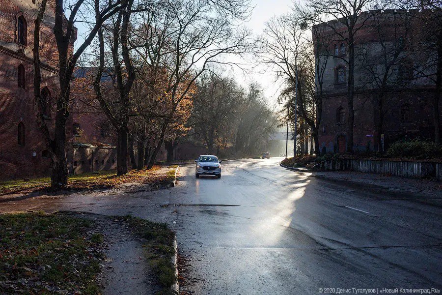 Разбитый тротуар на Литовском валу обещают отремонтировать в текущем году  О том, что конкурсная документация на его ремонт уже готовится, сообщила пресс-служба мэрии города, отвечая на очередную жалобу жителя, заявившего, что вид тротуара вызывает «испанский стыд перед туристами».  «В 2025 году запланирован ремонт тротуаров на Литовском валу: чётная сторона  „Кронпринц“  — от улицы Пионерской до Московского проспекта; от улиц Гагарина-Фрунзе до Московского проспекта — обе стороны, — ответили в пресс-службе. — Точные даты определятся по итогам конкурса, который сейчас готовится, и заключения контракта с победителем».  В декабре 2023 года Антон Романов, бывший тогда в должности зампредседателя комитета развития дорожно-транспортной инфраструктуры, сообщал, что Литовский вал в Калининграде планируют сузить с четырех до двух автомобильных полос, чтобы обустроить тротуары по обеим сторонам улицы.