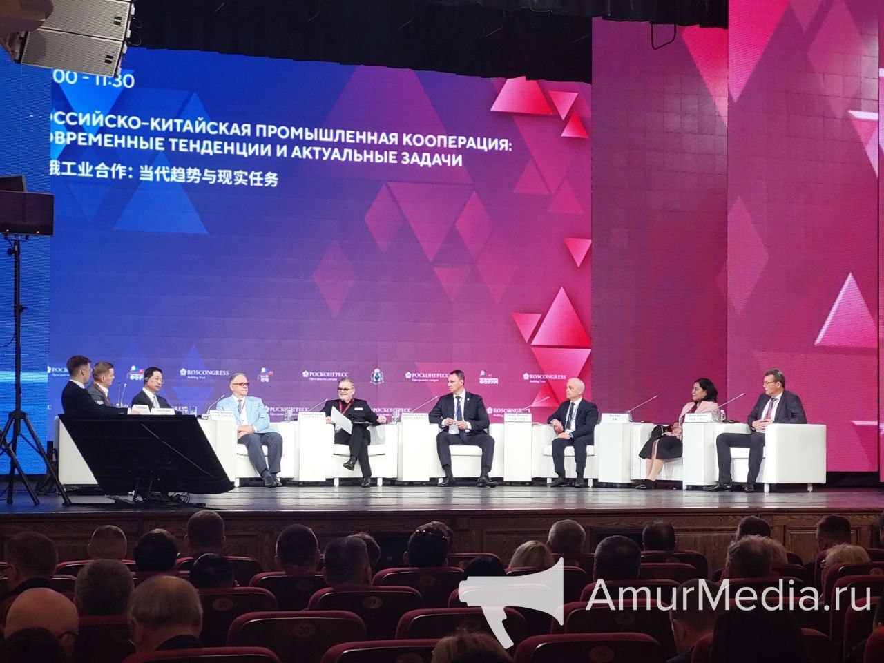 Российский рынок очень важен для КНР На полях Российско-Китайского форума 18+ обсудили тенденции промышленной кооперации двух стран. В частности было отмечено, что степень важности российского рынка для китайских партнёров достигла высочайшего уровня. По словам торгового представителя РФ в КРНР Алексея Дахновского, Китай сегодня - идеальный партнёр практически во всех отраслях промышленности. Председатель Союза китайских предпринимателей в России Чжоу Лицюнь подчеркнул, что Россия и КНР нацелены на формирование долгосрочных партнерских связей. При этом приоритетное внимание со стороны китайских компаний направлено на Хабаровский край. Подробнее на НАШЕМ САЙТЕ #РКФ2025 AmurMedia Прислать новость