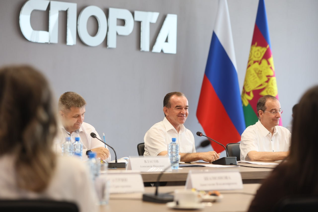 Вениамин Кондратьев встретился со спортивной общественностью Краснодарского края  Губернатор обсудил вопросы развития физической культуры с тренерами, олимпийскими чемпионами и спортсменами. На встрече также присутствовали спикер ЗСК Юрий Бурлачко, вице-губернатор Александр Власов, министр физической культуры и спорта края Серафим Тимченко.  – Мы уделяем большое внимание развитию физической культуры в регионе, открываем новые площадки, стадионы и спорткомплексы шаговой доступности во всех городах и районах. С 2015 года построили 283 спортобъекта, еще 57 отремонтировали и продолжим эту работу. Но самое главное, чтобы все эти спортивные объекты были наполнены жизнью с раннего утра и до позднего вечера. Важно приобщать с самых юных лет мальчишек и девчонок к физической культуре, привлекать молодежь и старшее поколение. На постоянной основе проводить спортивно-массовые мероприятия, в том числе в парках и скверах, школах, на придворовых территориях. И эта работа зависит, в том числе, от профессиональных спортсменов, тренеров, учителей физкультуры. Вы занимаетесь с людьми разных возрастов, видите проблемы изнутри и можете повлиять на то, чтобы физкультура стала образом жизни кубанцев, – обратился к спортсменам Вениамин Кондратьев.