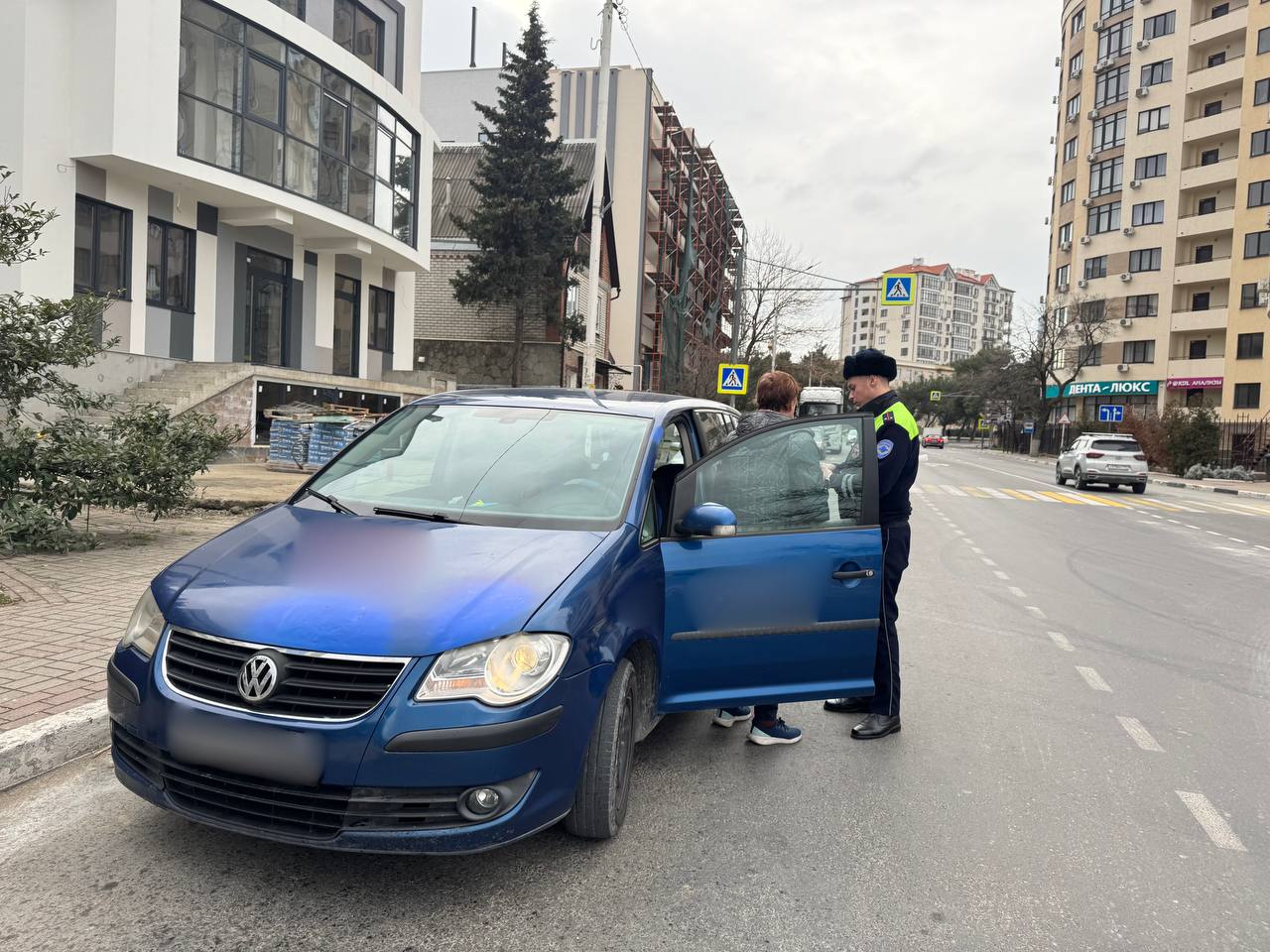 В ходе проведения ОПМ направленного на выявление нарушений в сфере оказания услуг по перевозке пассажиров к административной ответственности был привлечен 65-летний водитель «Toyota Camry».   ‍  Сотрудниками ОР ДПС совместно с ОиАЗ ОМВД России по г.Геленджику был выявлен факт оказания услуг по перевозке пассажиров и багажа легковым тс на территории города-курорта Геленджика без соответствующего разрешения на осуществление данной деятельности. Недобросовестный водитель «Toyota Camry» осуществлял перевозку пассажиров в транспортном средстве, оказывал услуги в качестве такси за денежные вознаграждения, без разрешительных документов.    В отношении нарушителя сотрудники дорожной полиции составили административный материал по ч.1 и 2 ст.14.1 КоАП РФ за осуществление предпринимательской деятельности без государственной регистрации или без специального разрешения  лицензии . Санкция указанной статьи влечет наложение административного штрафа в размере до 2500 рублей с изъятием транспортного средства.    Госавтоинспекция Кубани. Подписаться