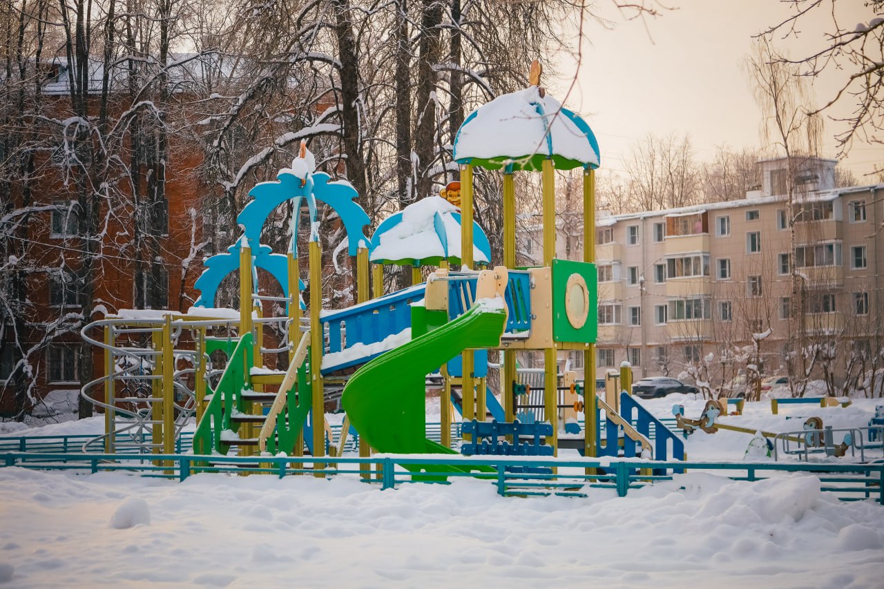 Утверждён перечень дворов для комплексного благоустройства В 2026 году в рамках программы Комплексное благоустройство дворовых территорий будут благоустроены территории 11 адресам округа Как пояснил Александр Желтов начальник управления благоустройства администрации округа выбор этих объектов обусловлен тем что они ранее не участвовали в этой программе Напомним основные элементы включают асфальтирование обустройство парковки современные игровые комплексы озеленение освещение Кроме того в рамках благоустройства могут проводиться и дополнительные работы такие как обустройство или замена контейнерных площадок для сбора отходов установка малых архитектурных форм скамейки урны и другие элементы улучшения городской среды Список адресов для благоустройства в 2026 году г Краснозаводск ул 40 лет Победы дд 1 2 3 4 5 6 г Сергиев Посад Новоугличское шоссе д 4 ул Инженерная дд 2 4 6 г Сергиев Посад пр Красной Армии дд 197 2 199 199А 201 201А г Сергиев Посад пр Красной Армии дд 203 203А 203Б г Сергиев Посад ул Кирпичная д 2А ул Клубная д 26 г Хотьково ул Академика Королёва дд 7 1 7 2 11 дер Трёхселище дд 1 2 5 6 г Сергиев Посад ул Птицеградская дд 1 1А 19 пос Мостовик ул Лесная дд 19 21 23 25 44 46 пос Лоза дд 1 2 3 пос Конкурсный ул Парковая д 5 Продолжится и доработка площадок которые были установлены в 2025 году В округе напомню было обновлено 19 внутридворовых игровых зон однако не все новые комплексы соответствовали масштабам заменяемых В 2026 году запланировано доукомплектовать эти площадки недостающими элементами чтобы они были полностью функциональными и безопасными Выбор подрядной организации для выполнения работ будет проведён на конкурсной основе весной 2026 года пояснил Александр Желтов начальник управления благоустройства администрации округа После завершения конкурсной процедуры контракт и подрядчик приступит к реализации