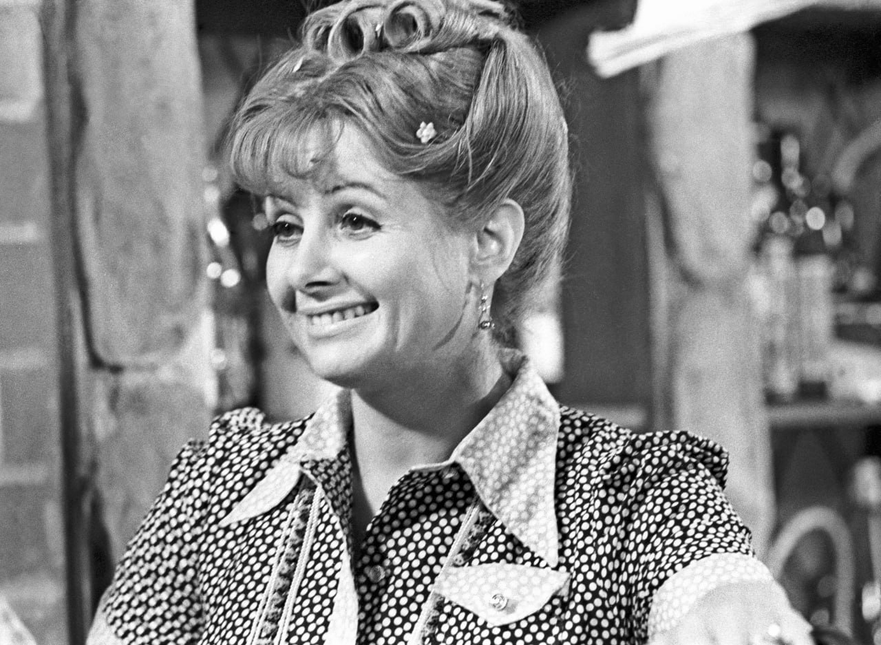 Актриса театра и кино известная по роли пани Зоси в передаче Кабачок 13 стульев Валентина Шарыкина скончалась на 86 м году жизни сообщили в Театре Сатиры Среди спектаклей театра с ее участием постановки Женский монастырь Баня Клоп Бешеные деньги Безумный день или Женитьба Фигаро У времени в плену Широкую известность Шарыкиной принесла роль пани Зоси на фото в советской телевизионной юмористической передаче Кабачок 13 стульев в выпусках которой она участвовала на протяжении 15 лет Всего в ее фильмографии около 70 ролей Фото Виталий Созинов Фотохроника ТАСС interfaxonline