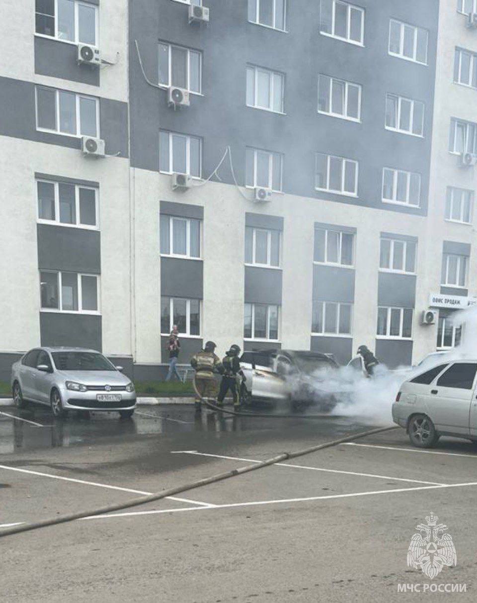 В Оренбурге на улице Автомобилистов сгорел «Geely» Возгорание произошло в районе дома № 15. С огнем боролись семь специалистов МЧС России, были задействованы две единицы спецтехники. Огонь уже ликвидировали, но автомобиль успел серьезно пострадать. Причина произошедшего в настоящее время устанавливается. По данным областного МЧС, пострадавших нет.