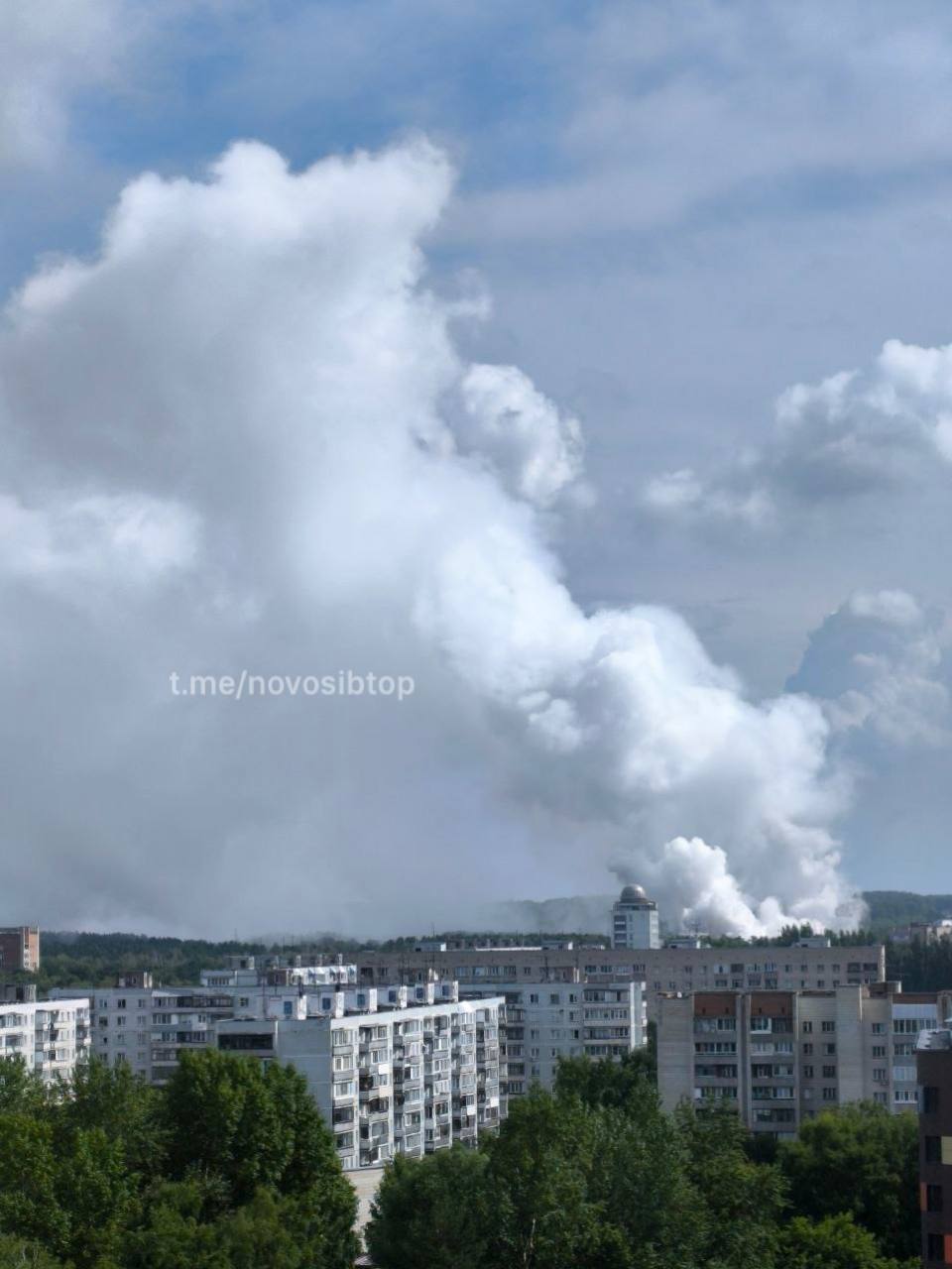 В Новосибирске загорелось здание Института прикладной физики Очевидцы из Академгородка сообщили, что сначала в районе улицы Иванова был слышен взрыв.В воздухе чувствовался запах горящей пластмассы. Пожарные уже прибыли на место. UPD. По данным МЧС, горит 4-этажное кирпичное здание. Первые пожарные расчёты прибыли на место уже через 5 минут после вызова. Информации о пострадавших нет — спасатели продолжают работу. Фото: Новосибирск с огоньком Прислать новость