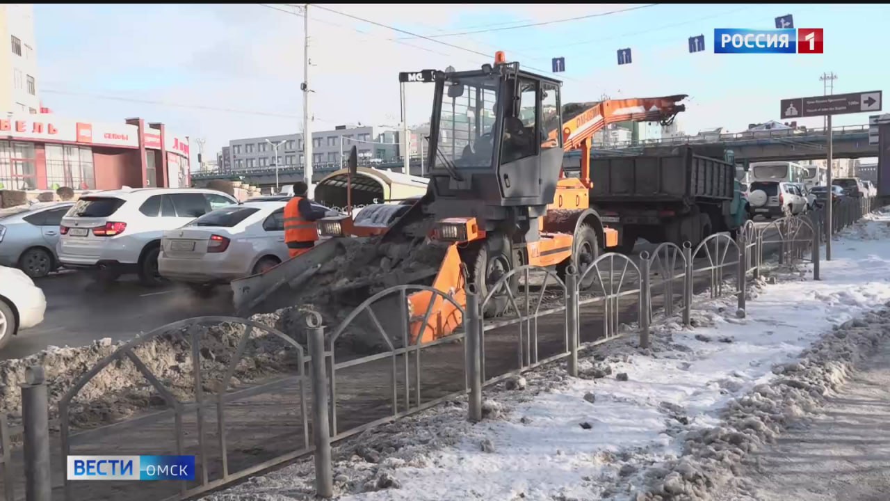 Омск готовится к зимнему содержанию дорог УДХБ уже закупило 12 тысяч тонн технической соли для приготовления пескосоляной смеси Ранее было приобретено 20 тысяч тонн песка а планируется закупить ещё 20 тысяч тонн в рамках текущих контрактов В запасах также осталось 7 316 тонн песка и 251 тонна пескосоляной смеси с прошлого года Противогололедные материалы будут распределены по базам дорожно эксплуатационных участков которые расположены во всех административных округах города Также закупаются запасные части для дорожной и коммунальной техники а также горюче смазочные материалы В ремонте находится 20 единиц спецтехники которая будет использоваться для зимнего и летнего содержания дорог Подписаться Написать в редакции