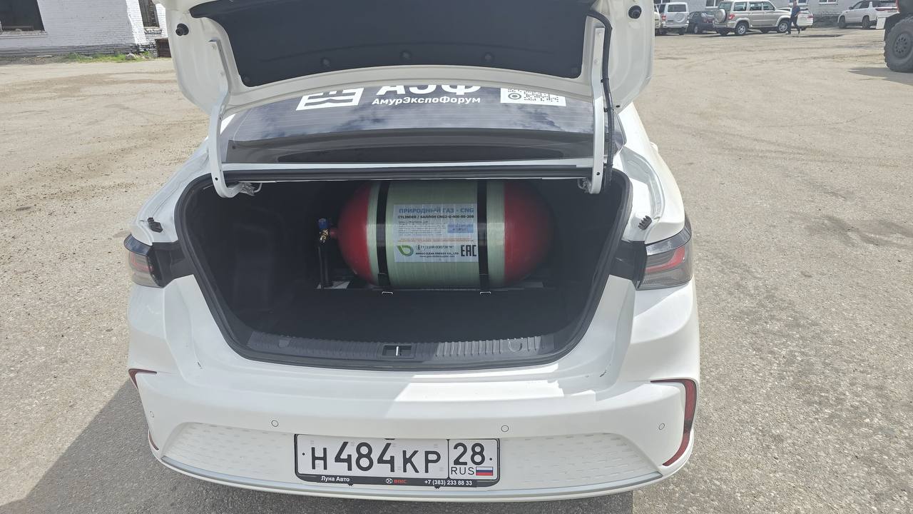 На газомоторное топливо в Благовещенске перевели автомобили муниципального такси Они заводятся на бензине, а после прогрева двигателя до 50 градусов автоматически переходят на газ. Если голубое топливо закончилось, то система продолжает работать на более привычном всем топливе. Сейчас пока на эко-топливе передвигаются 7 машин, скоро переоборудуют ещё 5 авто. В январе в районе пятой стройки планируют открыть первую стационарную АГЗС. Также в ближайшие дни машины муниципального такси оклеят в цвета городского общественного транспорта. Установят LED-экраны на крышах. В планах у города расширение автопарка. Амурский Минтранс