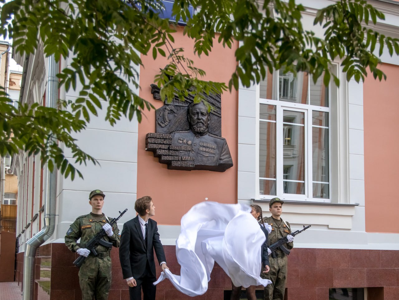 В РУТ прошли торжественные мероприятия, посвященные 150-летию В.Н. Образцова     В день 128-летия со дня образования Российского университета транспорта в вузе открыли мемориальную доску, посвященную великому ученому-транспортнику. Участие в церемонии приняли глава Минтранса Роман Старовойт, ректор РУТ Александр Климов, а также правнучка ученого Екатерина Образцова.  Владимир Образцов заложил прочный фундамент для транспортной отрасли. Среди прочего благодаря его предложениям был перестроен Московский транспортный узел, запущено пригородное движение в крупных городах. Сегодня это позволяет успешно развивать проект «Московские центральные диаметры».    В этом году впервые будет вручаться премия Правительства РФ в области транспортной науки и техники им. Владимира Образцова. Уже определены лауреаты, почетное награждение пройдет в День работника транспорта 20 ноября.    Также по случаю юбилея выпущен памятный почтовый конверт с портретом В.Н. Образцова на фоне струга для разгрузки платформы с Мазульской рудой и известняком. Тираж — 500 000 экземпляров.   Сегодня в РУТ состоялась торжественная церемония гашения. Для этого изготовили специальный сувенирный штемпель с датой 26 сентября 2024 года. Первые конверты подписали Роман Старовойт и Александр Климов.   В завершение визита Министр провел очередное заседание Наблюдательного совета РУТ, на котором обсудили результаты работы и ближайшие планы учебного заведения. Транспортные кадры будут востребованы в рамках реализации новых нацпроектов «Эффективная транспортная система» и «Инфраструктура для жизни».   #РУТ