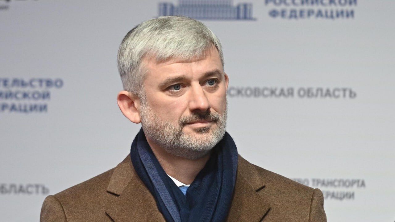 Евгений Дитрих покинет пост главы ГТЛК. Полномочия Дитриха истекают в ноябре и после этого он может перейти на другую должность, возможно, в Совфеде. Смена руководства ГТЛК связана с планами передать лизинговую компанию под контроль ВЭБа, сейчас идет поиск кандидатов на замену нынешнего гендиректора. Как пишут "Ведомости", им может стать Артем Довлатов, который работал в должности первого замгендиректора ГТЛК и сейчас занимает должность зампреда ВЭБа. Впрочем, это не единственная кандидатура, а некоторые источники утверждают, что информация о возможном назначении Довлатова не соответствует действительности. ™ МашТех