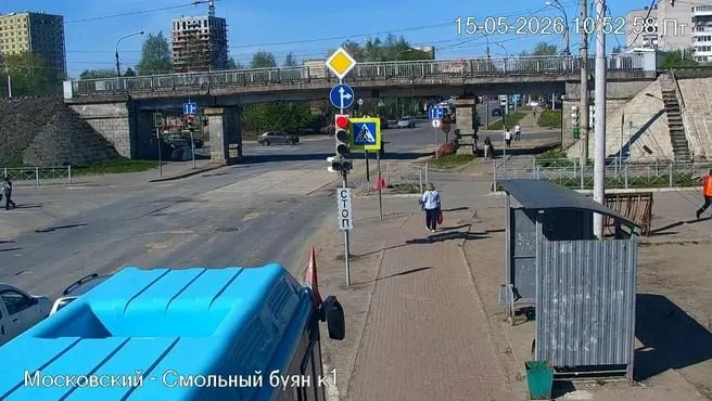 Ура В Архангельске раньше срока открыли проезд по перекрёстку Московского проспекта и улицы Смольный Буян где ТГК 2 ремонтировала теплотрассу Изначально работы планировали завершить только 17 мая однако движение транспорта восстановили уже сегодня Автобусы возвращаются к обычным маршрутам а дикие автомобильные пробки рассасываются При этом на дороге пока остаются бетонные плиты участок будут асфальтировать позже после усадки грунта Подписывайтесь на нас в MAX