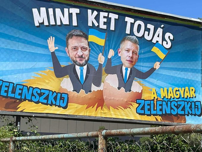 Посла Венгрии вызвали в МИД Украины на беседу после появления карикатурных плакатов с изображением Владимира Зеленского и оппозиционного политика Петера Мадьяра, вылупившихся из яиц в одном гнезде. В заявлении заместителя министра иностранных дел Украины Александра Мищенко говорится, что правящие в Венгрии политические силы "при любых условиях пытаются втянуть Украину во внутриполитическую борьбу". Ведомство также обвинило Будапешт в "несуразных приёмах по созданию образа врага из Украины". Отправить новость