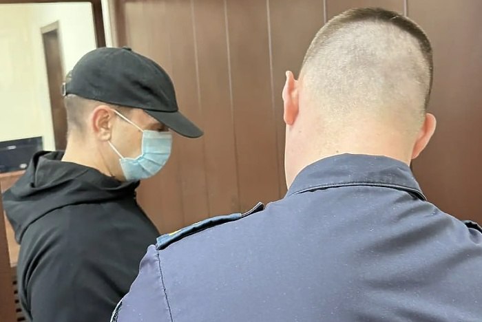 На Урале вынесли приговор Виктору Петриченко за зверское убийство семьи из 7 человек В Каменске Уральском вынесли приговор жестокому убийце семьи из семи человек включая двух детей Убийство было совершено обвиняемым Виктором Петриченко в молодом возрасте 32 года назад Преступление шокировавшее своим цинизмом даже бывалых следователей произошло в ночь с 31 декабря 1992 на 1 января 1993 года На железнодорожном вокзале Свердловск Пассажирский 20 летний Виктор Петриченко обратил внимание на компанию внешний вид которой выдавал материальный достаток Молодой человек напросился к новым знакомым в гости в Каменск Уральский под предлогом совместной встречи Нового года сообщает Telegram канал объединенной пресс службы судов Свердловской области uralweb ru