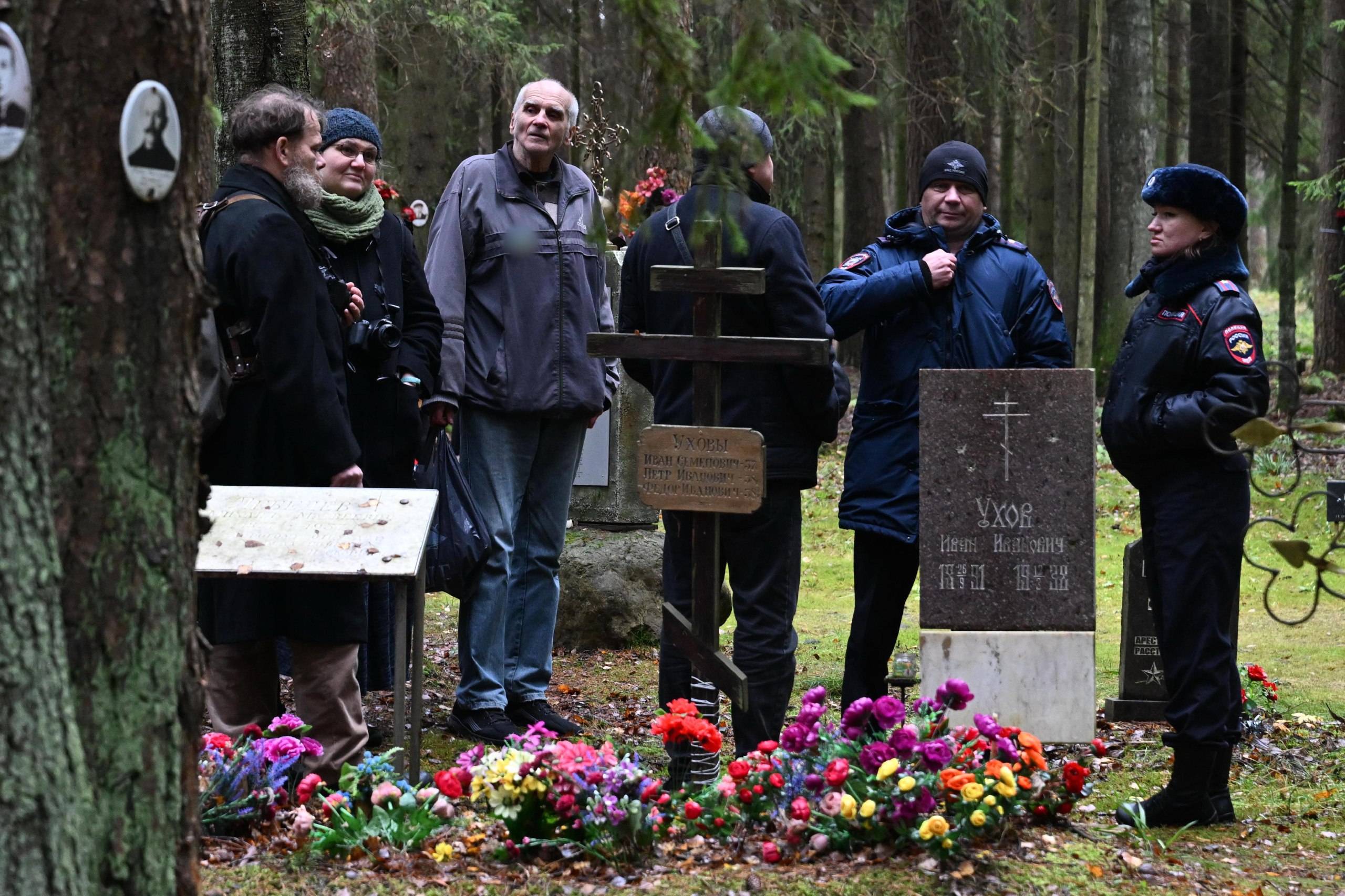 На Левашовской пустоши задержали пенсионера с желто голубым значком За аксессуар он получил внушительный штраф Во время памятной акции на Левашовском мемориальном кладбище был задержан пенсионер Михаил Пушницкий