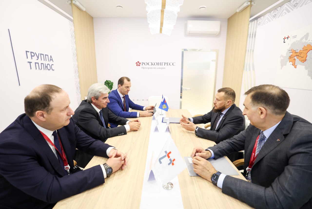 Ростехнадзор и ПАО «Т Плюс» заключили Соглашение о внедрении системы дистанционного контроля Руководитель Федеральной службы по экологическому, технологическому и атомному надзору Александр Трембицкий и Генеральный директор ПАО «Т Плюс» Павел Сниккарс на полях XXVIII Петербургского международного экономического форума подписали Соглашение о внедрении системы дистанционного контроля промышленной безопасности. Документом предусмотрена реализация системы на объектах генерации Самарского филиала «Т Плюс» и обеспечение автоматической передачи производственных данных в информационный ресурс Ростехнадзора, среди них показатели состояния технологического процесса, сведения об авариях, инцидентах, рисках возникновения повреждений в сетях. Эксперимент, реализуемый в рамках постановления Правительства России, предполагает оценку риск-ориентированного подхода в области промышленной безопасности. #Ростехнадзор #Взаимодействие #ПМЭФ