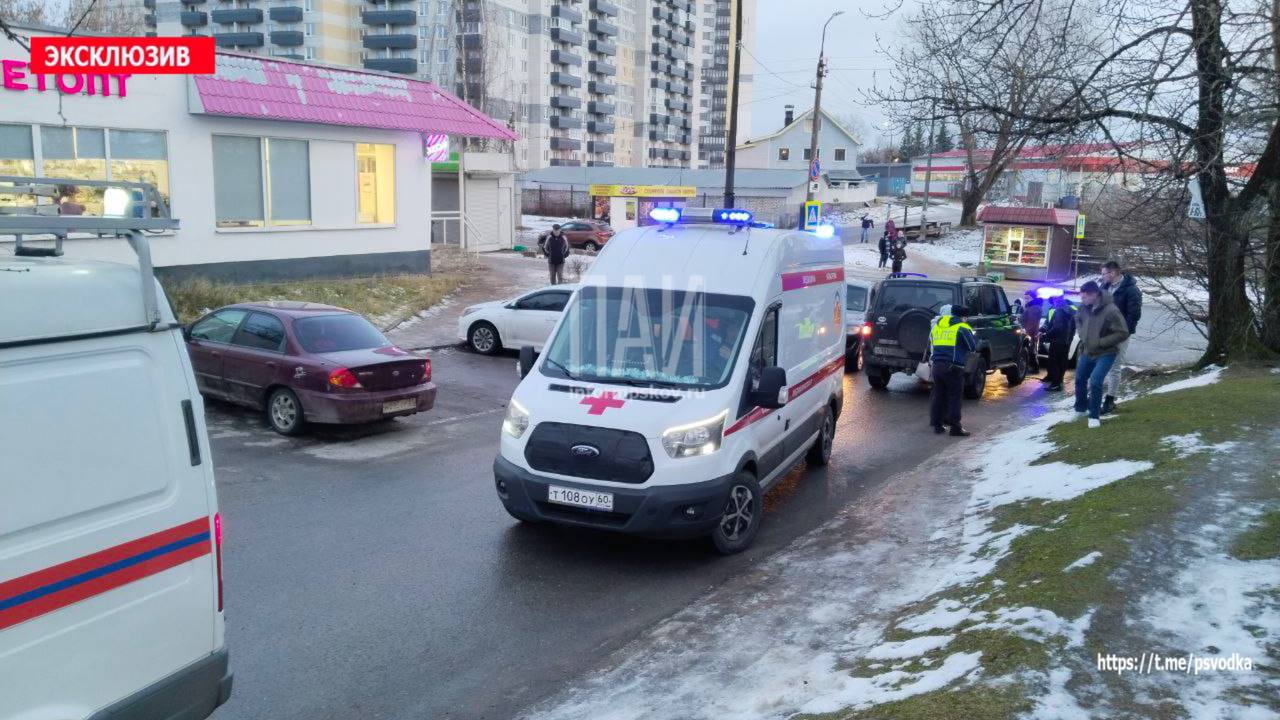 Пешеход пострадала в результате наезда автомобиля    В Пскове, на улице А. Алёхина, у дома №1, водитель автомобиля УАЗ Патриот допустил наезда пешехода.  В результате ДТП пострадала женщина 1992 года рождения. Помощь ей оказывается на месте. Решается вопрос о госпитализации.   На месте работают бригада медицины катастроф, спасатели АСС, сотрудники ГАИ.  Обстоятельства произошедшего выясняются.  #Псков