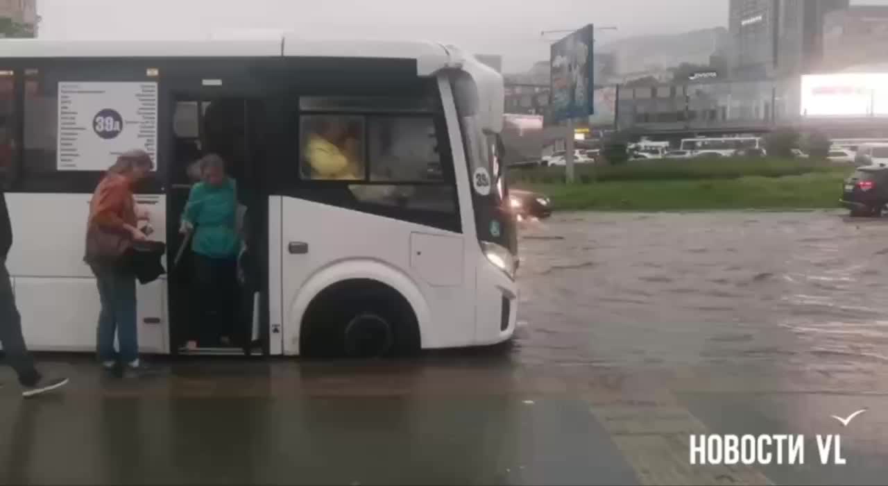 Во Владивостоке начались работы по ликвидации подтопления на площади Луговой