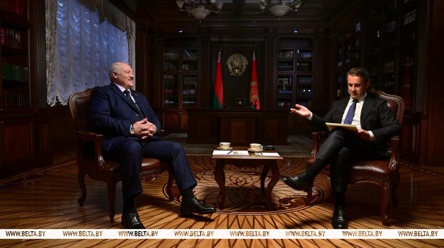 Александр Лукашенко сказал, кто мог бы стать следующим Президентом США после Дональда Трампа  "Трамп прав, что наклоняет эту Европу  только чтобы это не спектакль был . И Трамп может многое сделать. И на промежуточных выборах он бы победил, и новым Президентом был бы. Если не он, то Джей Ди Вэнс. Приличный человек, мне нравится он", - сказал Александр Лукашенко.   Любопытно, что интервью с главой белорусского государства было записано в конце июля, а в августе Дональд Трамп сам допустил, что вице-президент США Джей Ди Вэнс "наиболее вероятно" может стать кандидатом на будущих выборах от республиканцев.   Поддержать канал бустами   Inst  TikTok  ВК  OK  FB