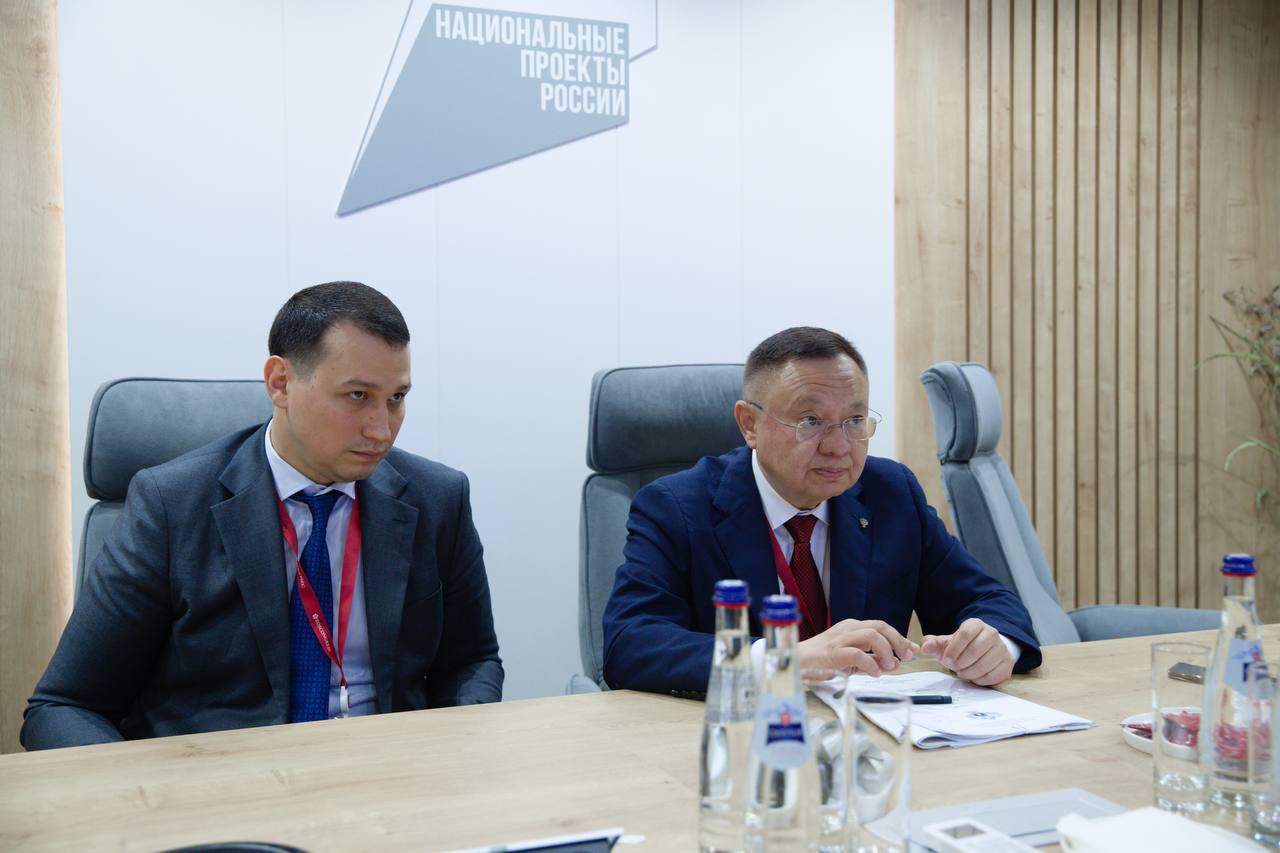 В рамках ПМЭФ’25 Министр строительства и ЖКХ РФ Ирек Файзулин провел рабочую встречу с руководителем Ростехнадзора Александром Трембицким Ключевой темой обсуждения стало взаимодействие в части масштабных строительных работ в новых регионах. В ходе строительства и восстановления жилья и инфраструктуры работа по контролю над безопасностью объектов является основополагающей для их будущей эксплуатации и безопасности граждан. Минстрой России и Ростехнадзор ведут активную работу по совершенствованию механизмов государственного строительного надзора, повышения качества проектирования и реализации объектов капитального строительства в Донецкой Народной Республике, Луганской Народной Республике, Херсонской и Запорожской областях. Совместно с Минэнерго России, МЧС России и Ростехнадзором Минстрой России осуществляет подготовку и прохождение отопительного сезона в том числе в четырех субъектах. Подготовка к следующему осенне-зимнему периоду уже началась. Разработаны планы реагирования, а также инструкции по проведению аварийных мероприятий.
