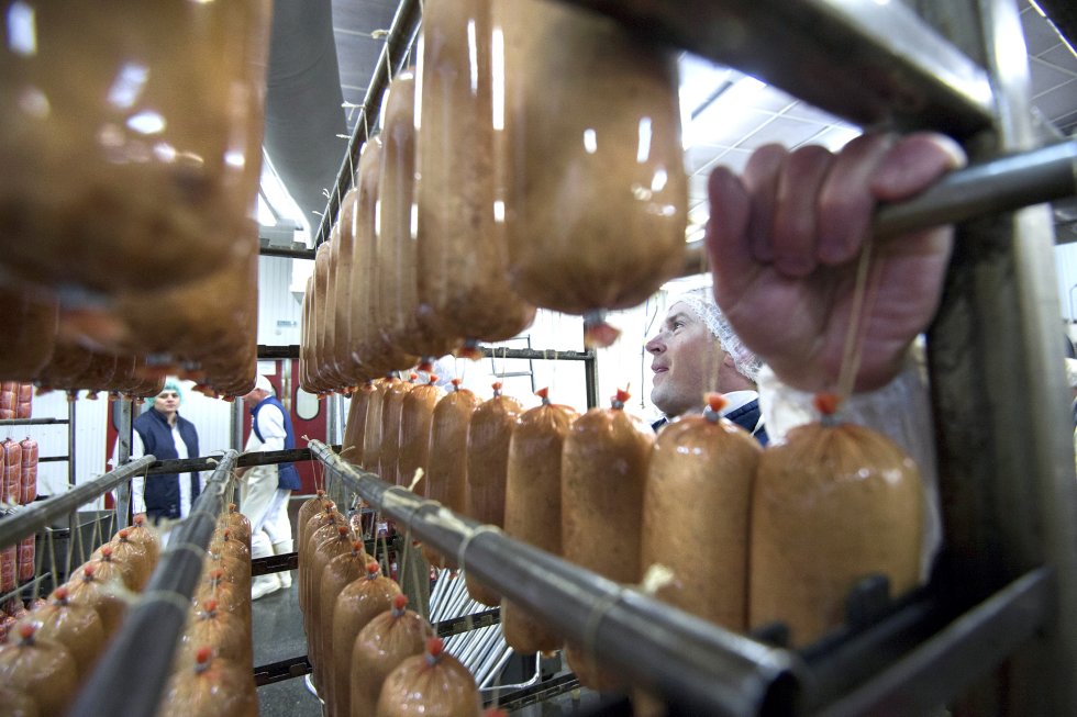 Международное научное сообщество вновь поднимает вопрос о серьезной опасности переработанного мяса Британские исследователи призывают власти ввести обязательную маркировку для бекона ветчины и колбасных изделий с предупреждением о риске развития рака аналогичную той что размещается на сигаретных пачках Об этом сообщает в своем Telegram канале врач эндокринолог Зухра Павлова Основную опасность представляют нитриты используемые при производстве мясной продукции В человеческом организме эти вещества преобразуются в нитрозосоединения которые признаны канцерогенами Фото Алексей Мальгавко РИА Новости Подписаться на Российскую газету в Читать нас в MAX