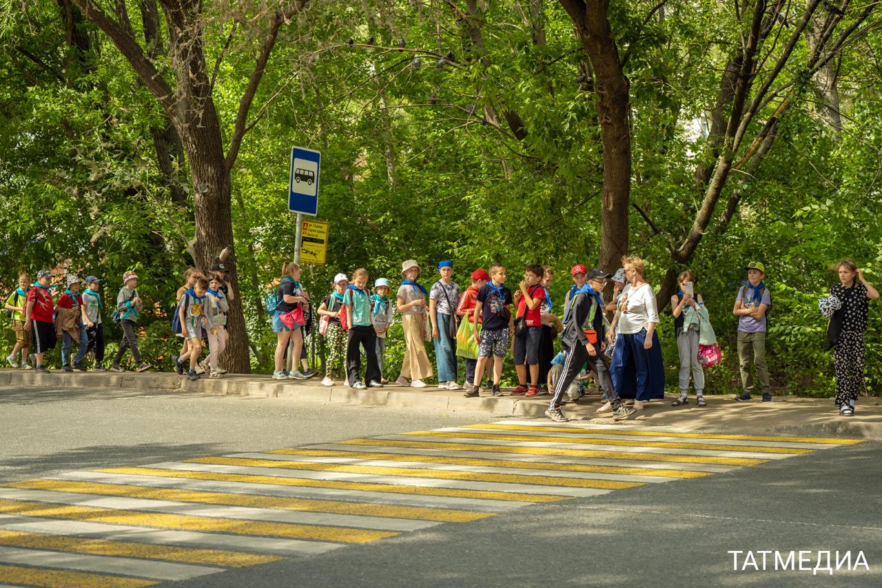 В Татарстане запустят горячую линию по вопросам качества организации детского отдыха Позвонить можно круглосуточно в Единый консультационный центр Роспотребнадзора по номеру 8-800-555-49-43. Жители Татарстана также смогут обратиться в местный Консультационный центр по номеру 843 221-90-16. Работают там с понедельника по пятницу с 9:00 до 17:00, обед с 12:00 до 13:00. Кроме того, консультации проводят специалисты Роспотребнадзора Татарстана по телефону 843 273-15-83. Время приема звонков: с понедельника по четверг с 10:00 до 17:00, в пятницу - до 15:30, перерыв с 12:00 до 12:45.