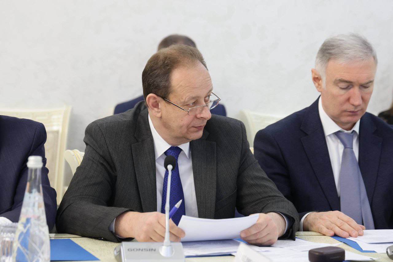 Разработан план проведения Года единства народов России в Дагестане О его содержании Сергею Меликову доложил вице премьер Муслим Телякавов В программе просветительские патриотические культурные и спортивные проекты Среди ключевых форумы   Я люблю Россию Россия это мы   Наша Россия наш Дагестан в рамках фестиваля Горцы и   Языки народов Дагестана наследие и будущее посвященный языковому разнообразию республики Особое внимание будет уделено традиционным ценностям Среди прочих пройдут  фестиваль семейных традиций Семейная сакля  фестиваль народных промыслов Хранители традиций  Форум старейшин Юга России Мудрость поколений в единстве России Запланированы молодежные мероприятия  Международный студенческий форум Будущее за дружбой народов  патриотическая акция Равнение на Флаг и др Комментируя представленную программу глава республики акцентировал внимание на мерах по консолидации общества и работе с молодежью