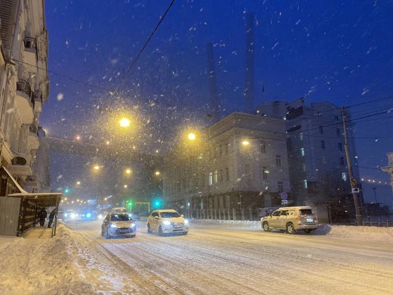 Настоящий снег может выпасть во Владивостоке в конце следующей недели — Борис Кубай  Как пояснил глава «Примгидромета», именно в этот период над Желтым морем может начаться активный циклогенез – процесс, который способен повлиять на погоду в Приморье. И если циклон приблизится к краевому центру, тогда в городе возможен первый существенный снегопад.   Кубай также объяснил, что снега во Владивостоке нет из-за относительно теплой зимы.