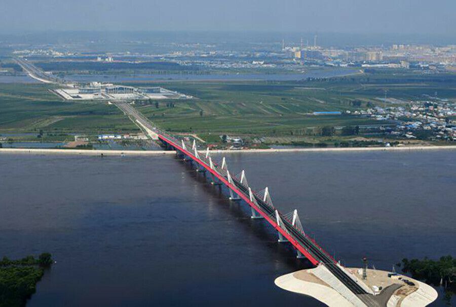 В Москве прошла конференция Российского военно исторического общества РВИО О совершенствовании преподавания истории в школе на которой представили новую редакцию государственных учебников по истории 5 11 классов От Дальневосточного федерального округа в качестве эксперта в ней принял участие советник директора и учитель истории благовещенской школы 22 имени Дзержинского член регионального отделения РВИО Эдуард Лавриненко Нами были подготовлены предложения и небольшие замечания к учебникам Я отвечал за учебники по истории России и всеобщей истории 10 11 класса рассказал Эдуард Владимирович Одно из предложений которое уже принято касалось учебника истории России 11 го класса В параграф Внешняя политика в начале XXI в Россия в современном мире предложено добавить фотографию и краткую информацию о нашем мосте Благовещенск Хэйхэ так как один из пунктов посвящен взаимоотношениям России и Китая Обновленное издание государственных учебников начнет поступать в российские школы уже к 1 сентября 2026 года