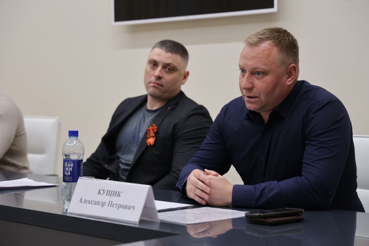 С представителями фонда «Свои люди» обсудили дальнейшее развитие учебного центра, который уже почти три года готовит наших ребят для участия в специальной военной операции. За это время обучение прошли более 6 тысяч человек — многие из них сегодня служат инструкторами, младшими командирами, офицерами, отмечены государственными и ведомственными наградами. Центр вырос — и по качеству подготовки, и по инфраструктуре. Преподают инструкторы с боевым опытом, обучение идет по самым современным программам: от санитарной и огневой подготовки до управления БПЛА и эвакуации раненых. При этом вся практика проходит в условиях, максимально приближенных к реальным. Договорились, что будем готовить стратегию развития центра. В её основе — расширение направлений подготовки, в том числе для подразделений территориальной обороны и мобилизационного резерва, строительство дополнительной казармы с учебными классами и проживанием. Важно, что у центра уже есть опыт работы с молодежью. По программе «Учись у Героев» обучение прошли двести старшеклассников. Такие инициативы помогают воспитывать силу духа, осознанность и патриотизм с самого юного возраста.