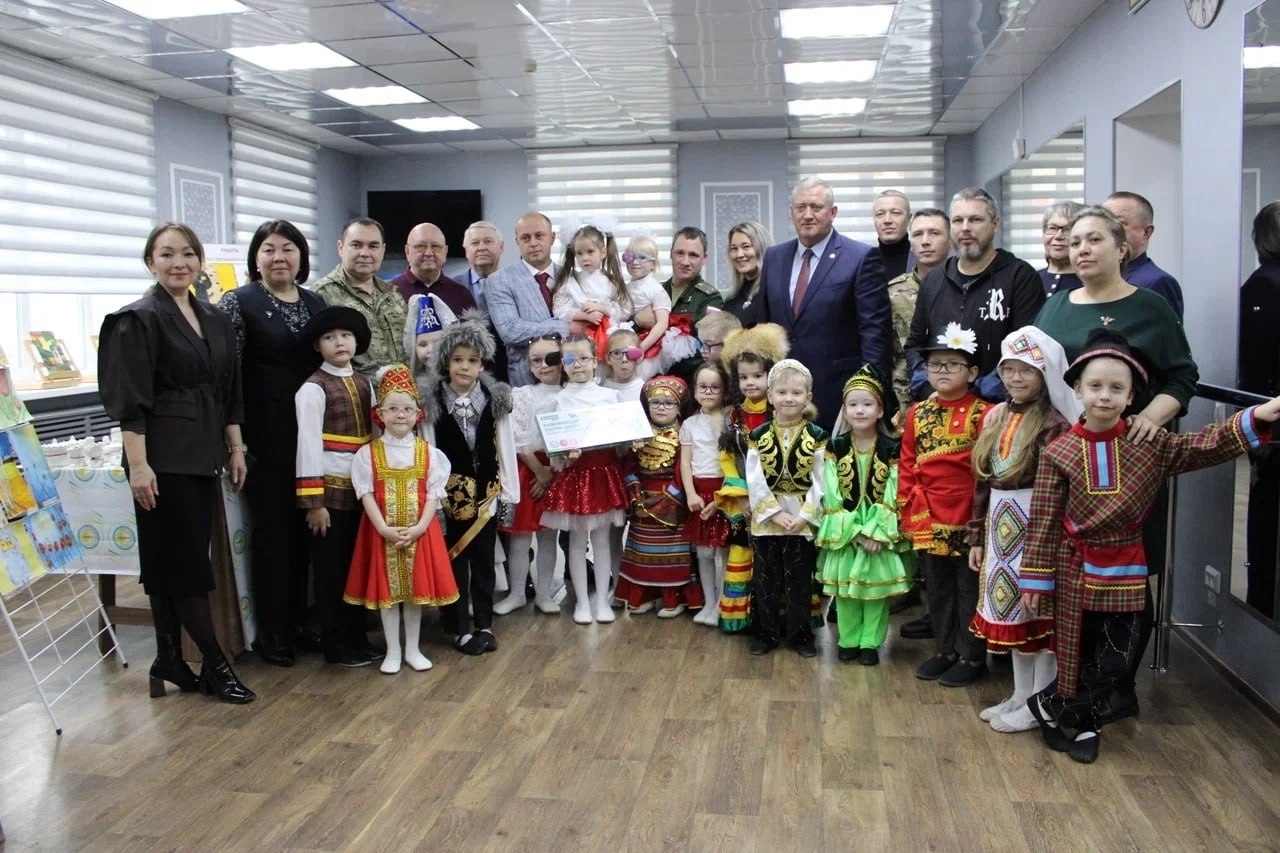 Депутат от ЛДПР присоединился к старту декады инвалидов в Заинске Депутат Заинского городского совета координатор Заинского местного отделения ЛДПР Валерий Алейников принял участие в торжественном открытии декады инвалидов которое состоялось 1 декабря в центре социального обслуживания Радость города Заинск В районе проживает более 3 тысяч взрослых и 176 детей с инвалидностью Муниципалитет активно работает над созданием условий для их поддержки внедряются программы льготного лекарственного обеспечения трудового трудоустройства проведения реабилитационных мероприятий и развития инклюзивного образования В ходе мероприятия Валерий Алейников поздравил детей и взрослых с началом важного цикла событий Наш однопартиец также был удостоен благодарственного письма от главы Заинского муниципального района Разифа Каримова за многолетнюю поддержку и неоднократную помощь в решении социально значимых вопросов района Очень рад быть сегодня здесь и видеть как в нашем районе уделяется большое внимание вопросам поддержки и реабилитации людей с ОВЗ Мы как представители ЛДПР всегда выступаем за создание комфортных условий для каждого гражданина независимо от его физических возможностей Вместе мы можем сделать наш район более инклюзивным и дружелюбным отметил Валерий Алейников