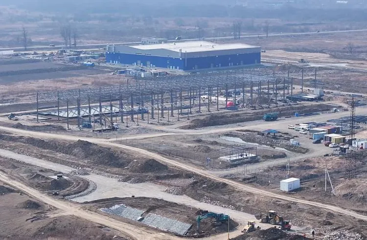 В приморском промышленном парке Большой Камень создают выгодные условия для бизнеса В крае продолжается развитие промышленного парка Большой Камень здесь формируют инфраструктуру которая позволит предпринимателям запускать проекты без лишних затрат и задержек   На площадке уже подведены основные инженерные сети электричество газ водоснабжение и связь наполовину готова автодорога между участками Также к вводу готовы производственно складской комплекс и административное здание Мы обеспечиваем строгий контроль за эффективным и целевым использованием бюджетных средств на всех этапах реализации проекта При этом ключевым приоритетом для нас остаётся создание комфортных и выгодных условий в которых бизнес сможет уверенно развиваться с первого дня отметила замдиректора управляющей компании промпарка Мария Кашенкова Такая инфраструктура позволяет бизнесу быстрее запускать производства снижать стартовые издержки и не тратить время на подключение к сетям всё это напрямую влияет на инвестиционную привлекательность территории и создание новых рабочих мест в регионе Приморье на КОНу Подписывайтесь на нас в MAX
