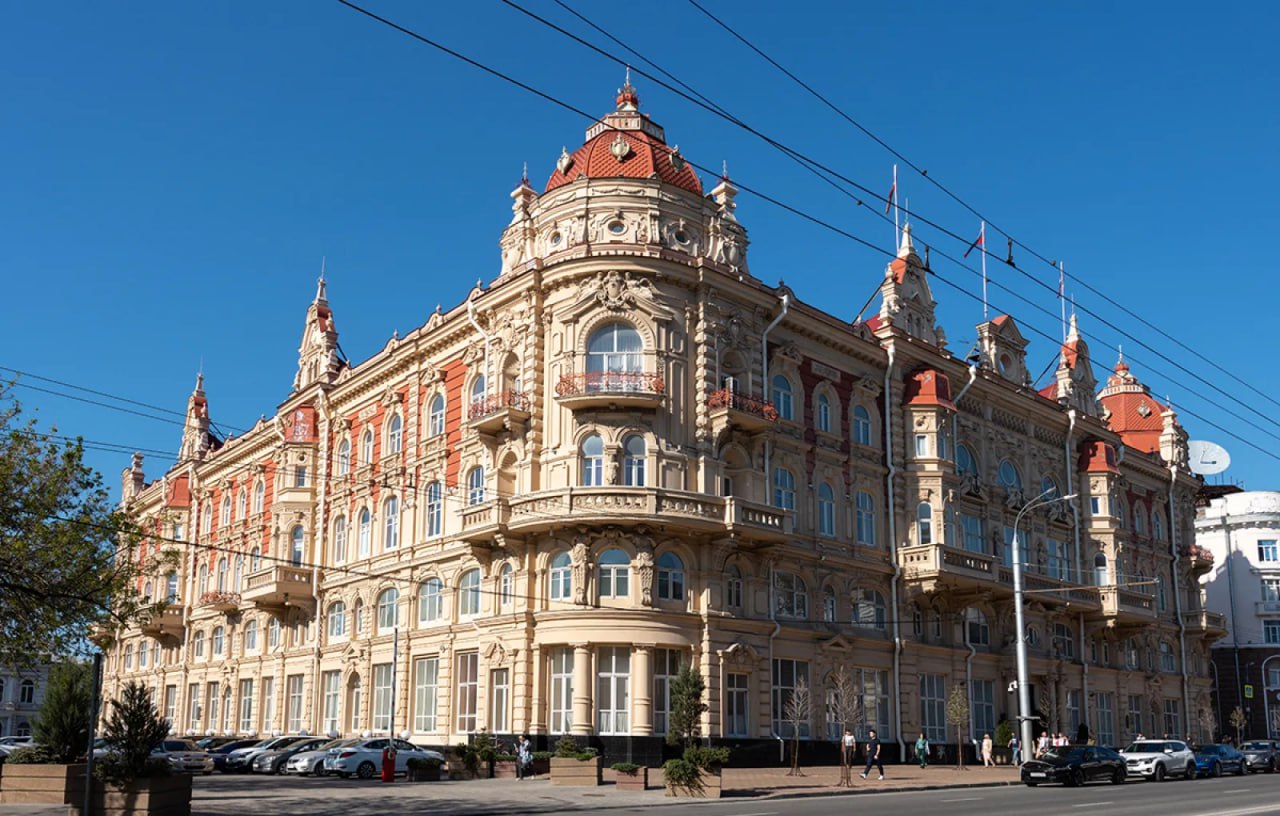 Руководитель пресс-службы городской думы Ростова-на-Дону Михаил Добринский прокомментировал «Ридусу» инцидент с депутатом от КПРФ Натальей Оськиной, которая лишилась доступа к внутреннему порталу для депутатов после публикации повестки дня заседания с вопросом об отставке главы города.  По словам Добринского, «отлучение» Оськиной от сайта муниципальных депутатов имеет техническую, а не политическую причину, к тому же она — не единственная пострадавшая в гордуме.  Сама Оськина утверждает, что её коллеги по-прежнему могут пользоваться сайтом, а в «личных беседах» ей дали понять, что она зря «вынесла сор из избы». Сейчас депутат-коммунист пишет запрос о возобновлении доступа к сайту городской думы.