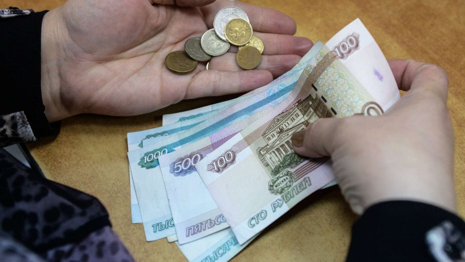 Пенсионерке из Севастополя вернули похищенные мошенниками сбережения СИМФЕРОПОЛЬ 5 янв РИА Новости Крым Прокуратура Севастополя помогла обманутой мошенниками 80 летней жительнице города вернуть 475 тысяч рублей Об этом сообщили в пресс службе надзорного ведомства Аферисты позвонили пенсионерке и убедили ее перевести деньги на безопасный счет под видом сотрудников банков и правоохранительных органов Следователи установили что часть денег поступила на банковский счет жителя Оренбургской области Прокуратура района направила в Адамовский районный суд Оренбургской области исковое заявление о взыскании с владельца счета в пользу потерпевшей неосновательного обогащения в размере 475 тысяч рублей отметили в пресс службе Деньги пожилой женщине вернули Ранее сообщалось Подробнее