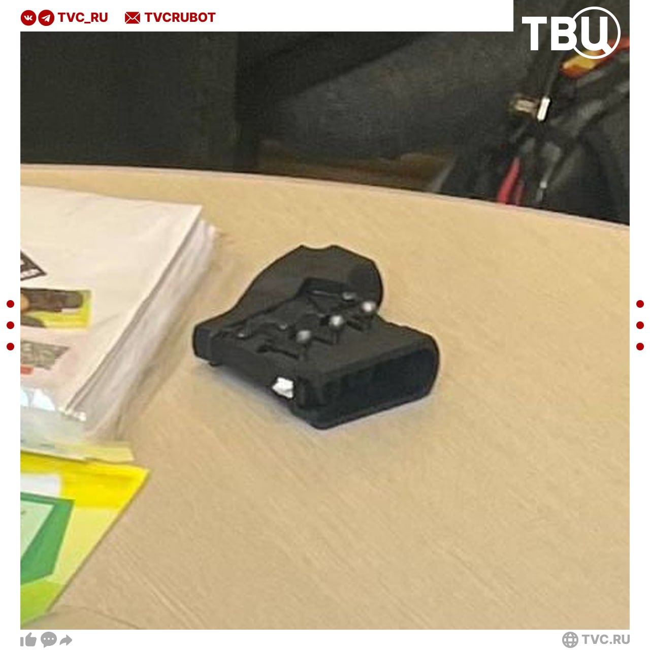 Школьник устроил стрельбу из газового пистолета в гимназии во Владивостоке В результате пострадали семеро детей учебный процесс был прерван Школьники получили ожоги дыхательных путей пишут местные СМИ Предварительно восьмиклассник пронес пластмассовое оружие в гимназию и устроил стрельбу прямо на уроке Инспекторы по делам несовершеннолетних работают на месте происшествия сообщили в полиции Приморья Подписаться на ТВЦ в MAX