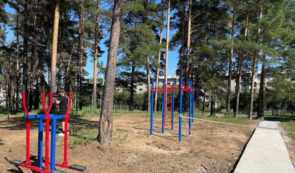  В 206 квартале появится новая зона для занятий спортом, прогулок и активного отдыха. Работы по созданию спортивного пространства ведутся за школой в 206 квартале. Здесь обустраивают тропинку для прогулок, бега и скандинавской ходьбы протяжённостью 400 метров, устанавливают антивандальные тренажёры и теннисные столы. Завершить благоустройство планируется до 1 сентября.