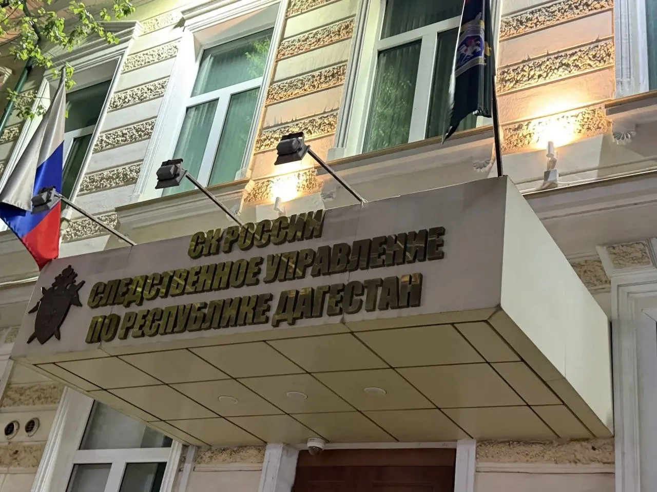 В Дагестане задержаны три сотрудника детсада после травмирования трёхлетней девочки 8 мая воспитанница одного из детских садов Советского района Махачкалы получила травму стопы во время пребывания в группе О том что ребенок пострадал родители узнали только вечером когда забрали дочь домой Заметив телесные повреждения они немедленно обратились в больницу где девочке оказали медицинскую помощь По словам матери пострадавшей сотрудники вовремя не вызвали скорую помощь и ничего не сообщили родителям когда её забирали из учреждения В больнице родственникам заявили что палец был утрачен за 2 3 часа до обращения к медикам Этот инцидент стал основанием для возбуждения уголовных дел в отношении заведующей детским садом Следственный комитет инкриминирует ей халатность и оказание услуг не отвечающих требованиям безопасности для детей младше шести лет ст 238 и 293 УК РФ На данный момент трое сотрудников учреждения задержаны двое из них уже заключены под стражу вопрос по третьей фигурантке решается в суде Следствие продолжает сбор доказательств РИА Дагестан в МАХ