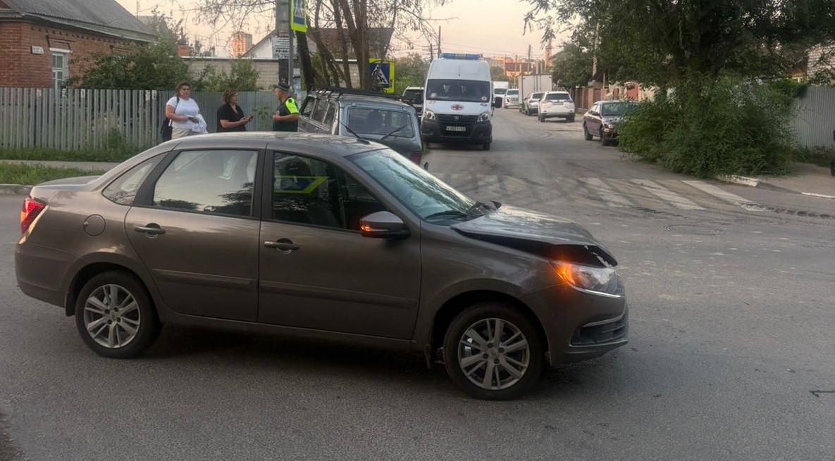 Сводка ДТП  За прошедшие сутки на дорогах Рязанской области зарегистрировано 7 дорожно-транспортных происшествия, в результате которых 7 человек получили травмы различной степени тяжести.   Инспекторы дорожно-патрульной службы Госавтоинспекции выявили 600 нарушений ПДД РФ, в том числе 4 отказа от прохождения медицинского освидетельствования, а также 2 факт управления ТС в состоянии опьянения повторно. Выявлено 144 нарушения, связанных с управлением «тонированным» автомобилем и 12 нарушений, связанных с управлением мототранспорта.   30 июля, примерно в 19:30, в Рязани, вблизи дома №61/23 по улице Дачная, по предварительной информации, 38-летний местный житель, управляя автомобилем «Лада Гранта», совершил столкновение с автомобилем «Лада 2131», под управлением 50-летней жительницы города Рязани.   В результате происшествия водитель автомобиля «Лада» получила травмы. Пострадавшей была оказана медицинская помощь.   По факту ДТП проводится проверка. Обстоятельства происшествия устанавливаются.