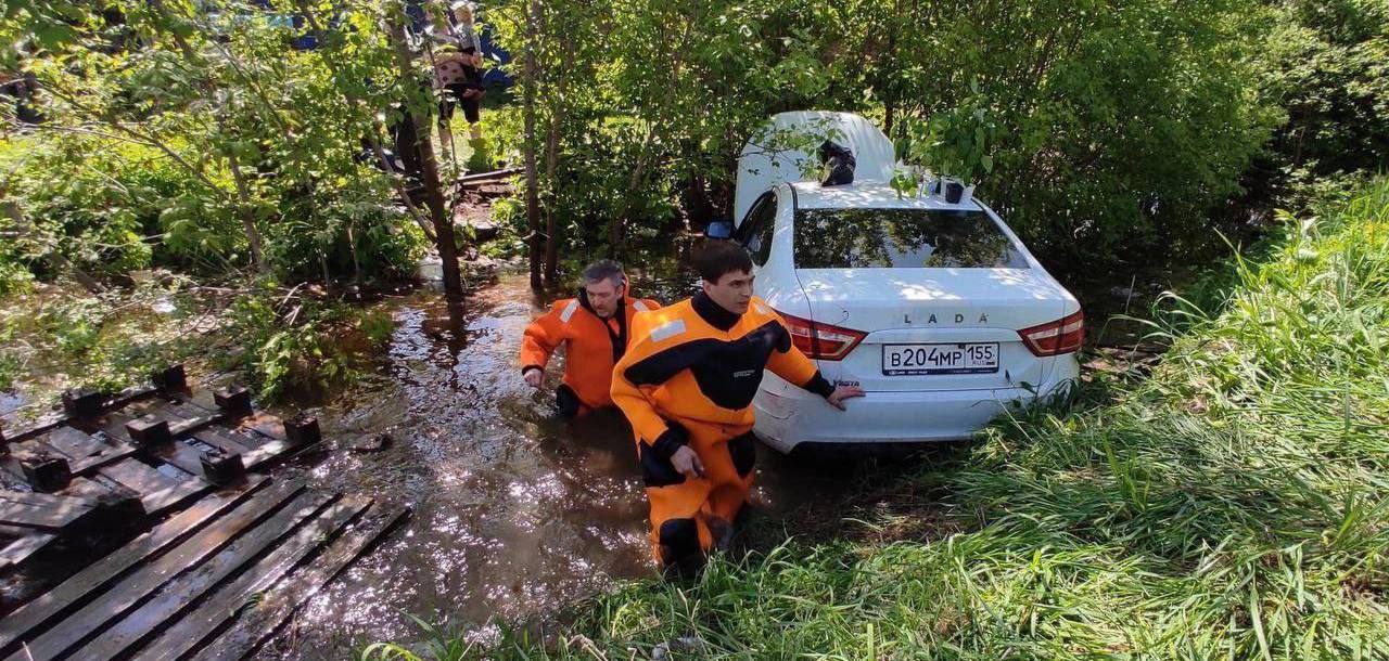 В Омске пенсионеру стало плохо за рулем, и он съехал в кювет. Спасатели достали мужчину из автомобиля и передали медикам. Подписаться \ Прислать новость