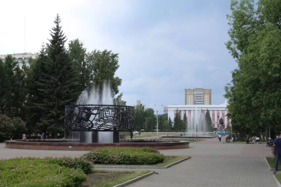 Рассказываем, какие фонтаны будут работать летом в Барнауле и где они находятся На данный момент завершаются работы по расконсервации фонтанов, рассказали в городской администрации. Что касается режима работы фонтанов, то он традиционен – с 10:00 до 20:00. В настоящее время в городе работают следующие фонтаны: — "Лилия" и "Космос" на Обском бульваре; — "Глобус" на проспекте Красноармейском; — "Рыбка" на улице Молодежной — "Афродита" на улице Георгиева; — фонтаны возле Алтайского краевого театра драмы им. В. М. Шукшина; — возле ТЦ "Россия"; — в зеленом сквере за Государственным художественным музеем Алтайского края; — на пересечении проспекта Красноармейского и улицы Партизанской; — в поселке Научный городок; — на площади Мира; — в микрорайоне Южном на улице Чайковского; — в парке "Центральный" — пешеходный фонтан на улице Панфиловцев. Горожанам напоминают, что купание в фонтанах запрещено из-за загрязнённой воды, возможных бактерий от животных и опасных элементов конструкций. ТОЛК