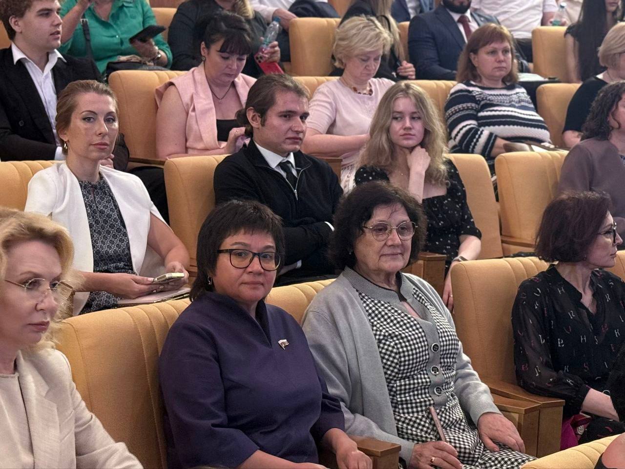 Друзья, сегодня в Госдуме прошло расширенное заседание пяти комитетов — на повестке была очень значимая тема: защита прав людей с инвалидностью в России С докладом выступила Уполномоченный по правам человека РФ Татьяна Москалькова. Участниками стали не только депутаты Госдумы, но и представители министерств здравоохранения, труда и социальной защиты, а также общественности. Татьяна Николаевна рассказала о том, как сегодня обстоят дела с инвалидностью в стране, какие шаги предпринимает государство, чтобы поддержать людей с ограниченными возможностями здоровья, в том числе участников СВО. Обсуждали, насколько доступна городская среда, как работает система социальной поддержки, что делается для трудоустройства и реабилитации. Каждый выступающий был неравнодушен. Коллеги отметили содержательность доклада, приводили конкретные примеры, делились историями и предлагали решения. Особое внимание уделили вопросам, с которыми сталкиваются участники СВО, получившие инвалидность. Для них разрабатываются дополнительные меры поддержки, чтобы наши герои могли быстрее восстановиться и вернуться к активной жизни. #ЕленаЕвтюхова #Госдума #Чукотка #ЕдинаяРоссия