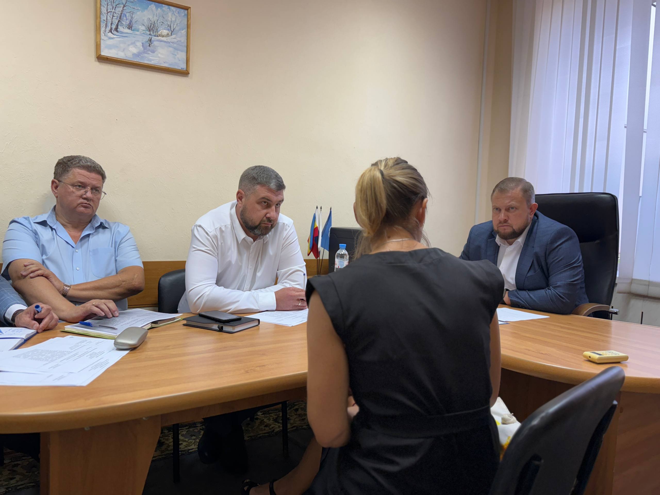 Провёл первый личный приём в должности Главы города. На встречу обратились трое батайчан – каждый с важным и непростым вопросом.  Обсудили постановку дороги на кадастровый учёт и принятие её на баланс администрации. Рассмотрели обращение по благоустройству участка дороги и тротуара в Авиагородке – дал поручение включить объект в проект бюджета на 2026 год.  Ещё одно обращение касалось улучшений жилищных условий семьи, воспитывающей ребёнка с редким генетическим заболеванием. Ситуация непростая, взял её на личный контроль, к решению подключены профильные специалисты.  Личный приём – это возможность услышать людей напрямую. Буду проводить их регулярно.