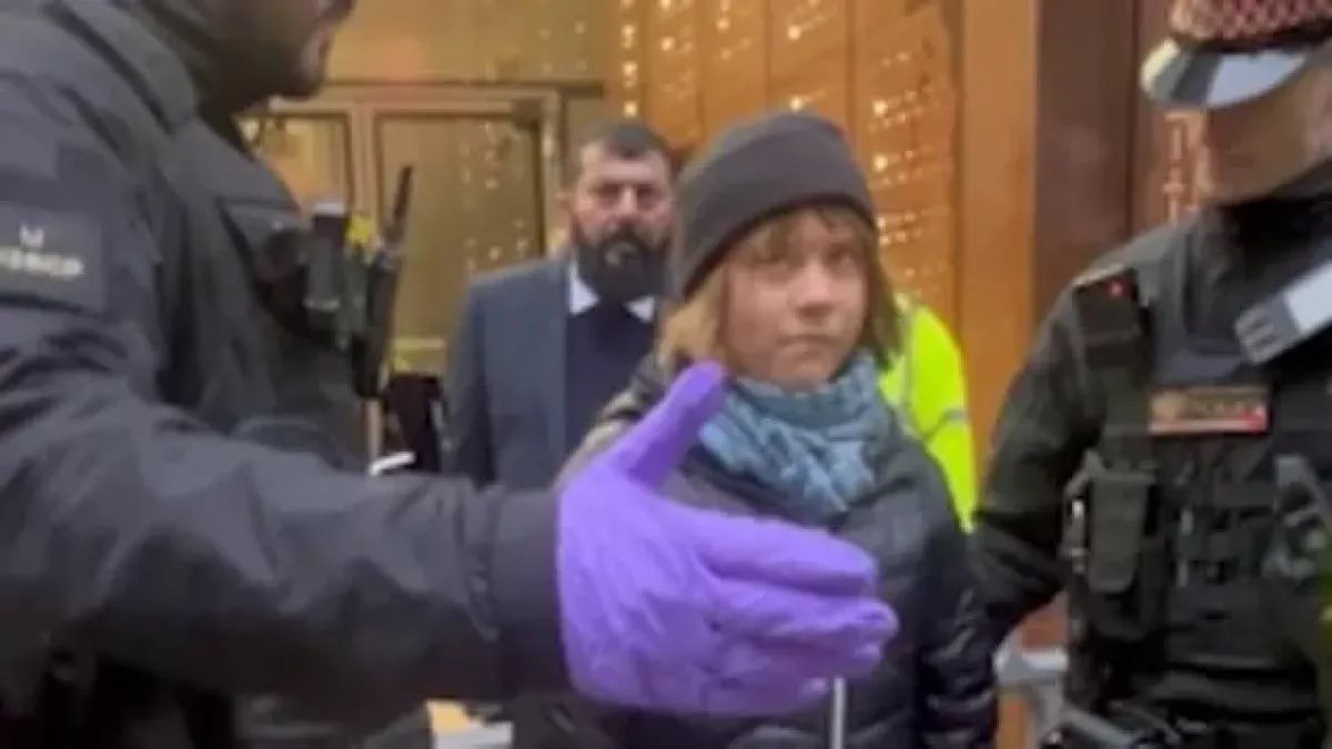 В Великобритании арестовали Грету Тунберг Экоактивистку задержали в центре Лондона во время участия в акции в поддержку палестинских активистов Они проводили голодовку в знак протеста против своего содержания под стражей в ожидании суда по обвинениям связанным с предыдущими демонстрациями Тунберг держала плакат в поддержку организации Palestine Action которую британское правительство признало террористической организацией Тунберг арестовали арестовали после того как два активиста облили краской офисы компании Aspen Insurance которая по утверждениям протестующих предоставляет услуги оборонной фирме Elbit Systems имеющей связи с Израилем cbctvaz