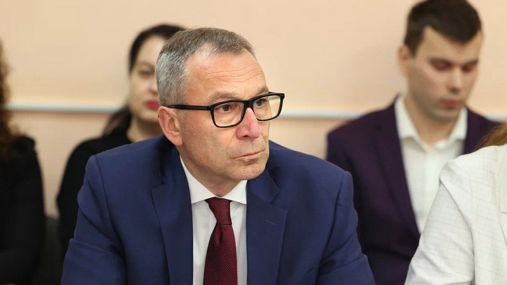 Практически ни одна неделя не обходится без новостей о задержаниях руководителей образовательных учреждений. Вот и новая рабочая неделя началась с уже привычной новости - во Владимире арестован директор филиала Финуниверситета при Правительстве РФ, кандидат философских наук Андрей Чекушов. Обвинение тоже привычное – директора филиала подозревают в фиктивном трудоустройстве сотрудницы. По версии следствия, подозреваемый фиктивно трудоустроил свою знакомую на должность заместителя директора по учебно-воспитательной работе филиала университета, обязанности которого та не выполняла, получаемую зарплату расходовала по своему усмотрению. Всего с начала февраля 2020 года таким образом были растрачены средства университета на сумму около 7 миллионов рублей. Фигуранту избрана мера пресечения в виде домашнего ареста.