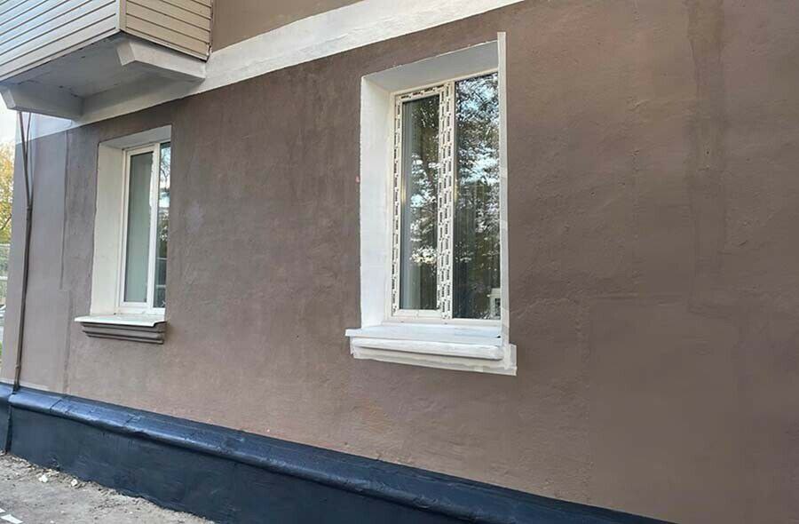 Благовещенка по решению суда лишилась балкона В соответствии с решением суда по иску городской администрации благовещенку обязали демонтировать самовольно пристроенный к фасаду дома балкон Также она должна восстановить подоконную часть наружной стены дома Соответствующий исполнительный документ поступил на исполнение в отделение судебных приставов 2 по Благовещенску Судебные приставы ознакомили женщину с материалами исполнительного производства сроками для добровольного исполнения а также мерами принудительного характера Однако должница не спешила исполнять решение суда в добровольный срок Шесть раз судебный пристав исполнитель привлекал горожанку к административной ответственности Суд рассматривал протоколы и назначал штрафы Кроме того за бездействие ей пришлось оплатить исполнительский сбор который составил 5 тысяч рублей В результате примененных мер собственница квартиры демонтировала самовольно возведенный балкон и привела здание в первоначальный вид сообщили в пресс службе УФССП России по Амурской области