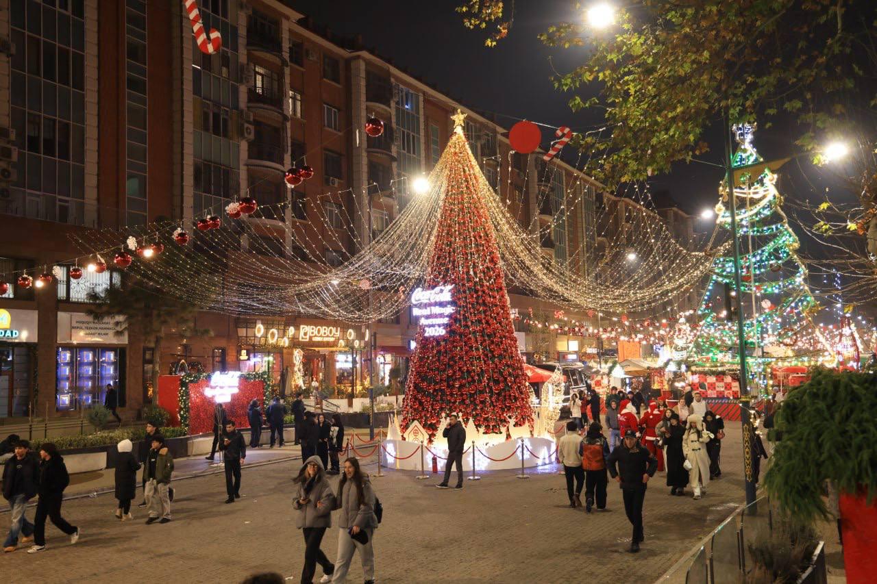 В Узбекистане в связи с празднованием Нового года может быть объявлено пять выходных дней подряд с 31 декабря по 4 января Ранее в соцсетях появилась информация о том что в Узбекистане не будет дополнительных выходных в дни празднования Нового года В Министерстве занятости и сокращения бедности заявили что данная информация не соответствует действительности Сообщается что ведомство выступило с предложением о переносе и установлении дополнительных нерабочих дней в период новогодних праздников Согласно предложению 31 декабря 2025 года а также 2 и 3 января 2026 года предлагается объявить дополнительными днями отдыха На данный момент данное предложение не отклонено и находится на рассмотрении Первый заместитель директора Национального информационного агентства УзА Хушнудбек Худойбердиев заявил что по данному вопросу уже подготовлен проект постановления Президента Ожидается что в ближайшее время он будет официально утвержден и опубликован Не пропускайте важное Подписывайтесь на официальный NovostiUZ доверяйте фактам а не слухам   Вы с Telegram Premium Поддержите нас одним нажатием Ссылка на пост   telegram me NovostiUZ 59918