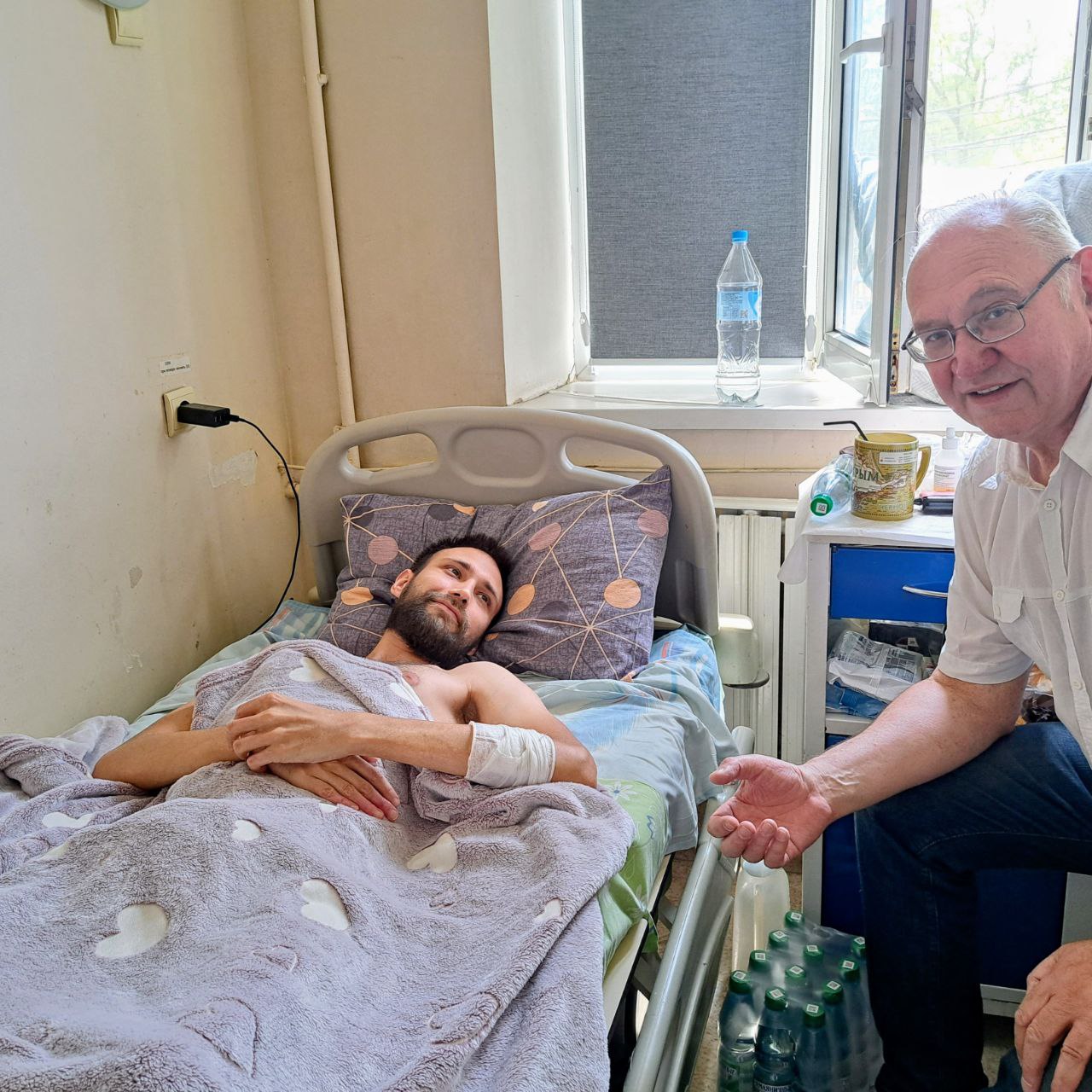 Побывал в больнице у лидера комсомола ДНР Сергея Захарченко. После травм полученных при тушении пожара в воинской части, где Сергей проходит службу, врачи продолжают свое дело по восстановлению здоровья участнику СВО. Сереже сделали операцию по пересадке кожи. Пока предписан только постельный режим. Но мысли у Сергея о службе, о ребятах комсомольцах, о партийных событиях. Подробно проинформировал Сергея о прошедшем XIX съезде КПРФ и поздравил его с избранием в состав Центрального Комитета партии. Сергей сказал, что понимает ответственность налагаемую на члена ЦК. Сергей выразил благодарность Геннадию Андреевичу Зюганову, Казбеку Куцуковичу Тайсаеву и республиканской партийной организации за рекомендации для избрание его членом ЦК КПРФ и сказал, что постарается доверие товарищей и партии подтвердить делами. Дары летней природы, фрукты и ягоды, вода из Грудининского совхоза им.Ленина в доставленные больному, поспособствуют укреплению здоровья молодого коммуниста.